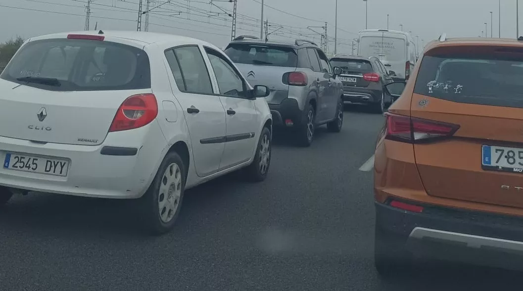 colas de vehículos en la carretera desde la capital gaditana a San Fernando