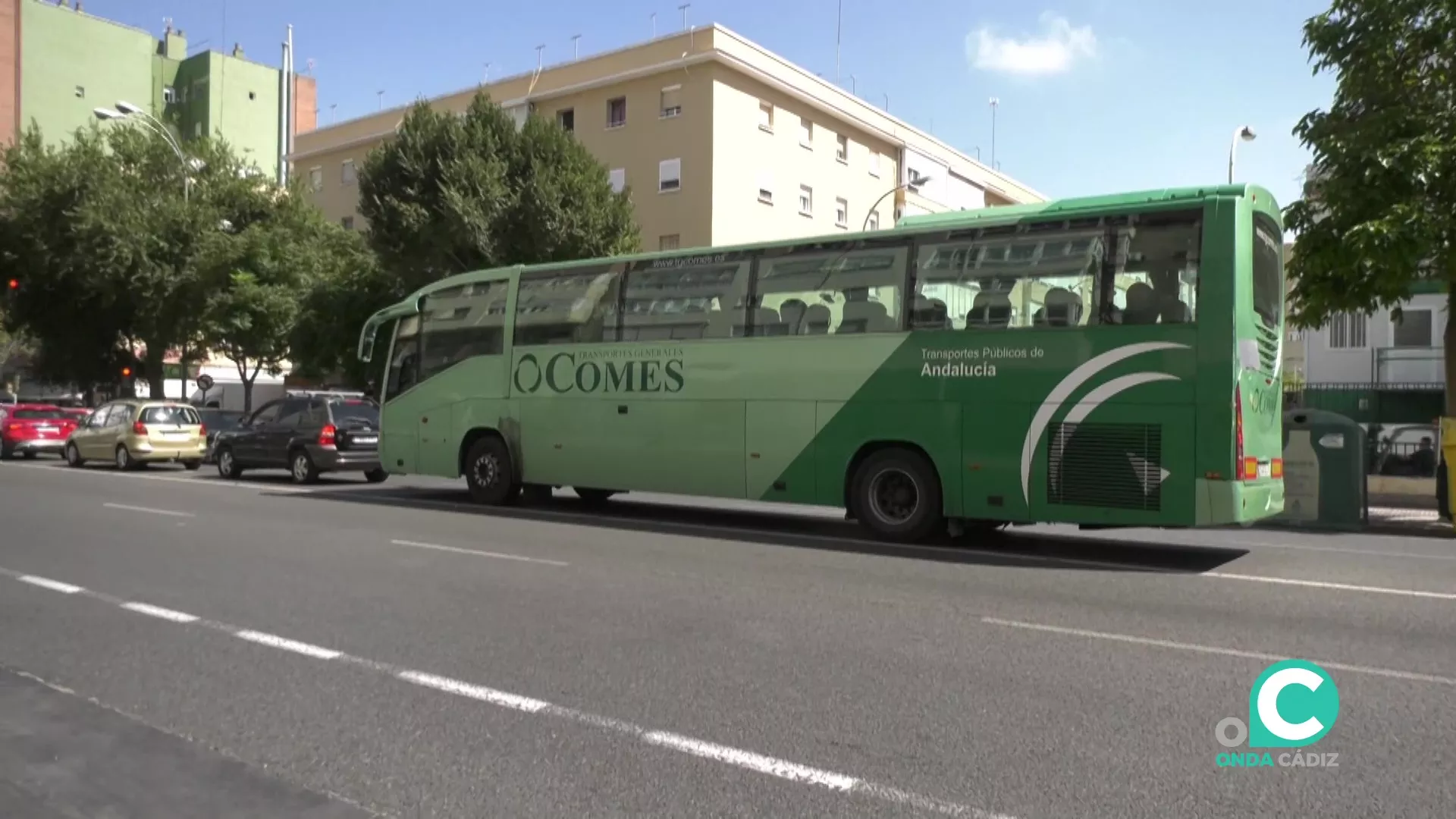 Un autocar de la empresa Comes circula por la avenida principal de Cádiz