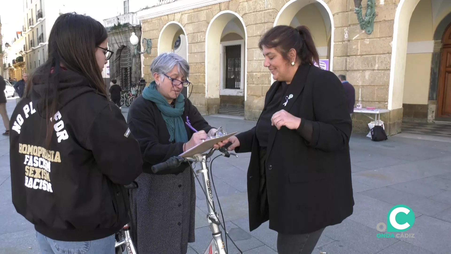 Imagen de la recogida de firmas impulsada por Cádiz Abolicionista en la Plaza de San Juan de Dios. 