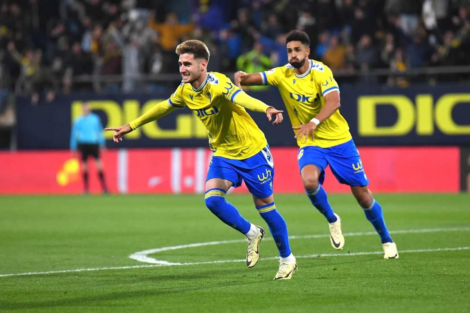 Los jugadores cadistas celebran el tanto de la victoria ante el cuadro nazarí