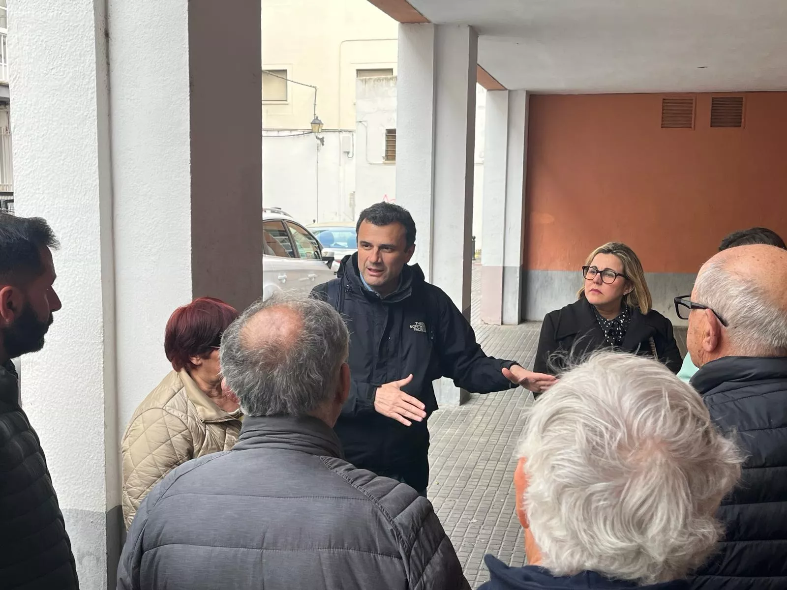 El alcalde visita la Viña junto a la asociación de vecinos Gades.