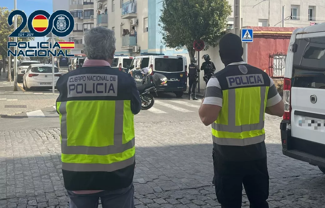 Momento de la operación policial en Rota