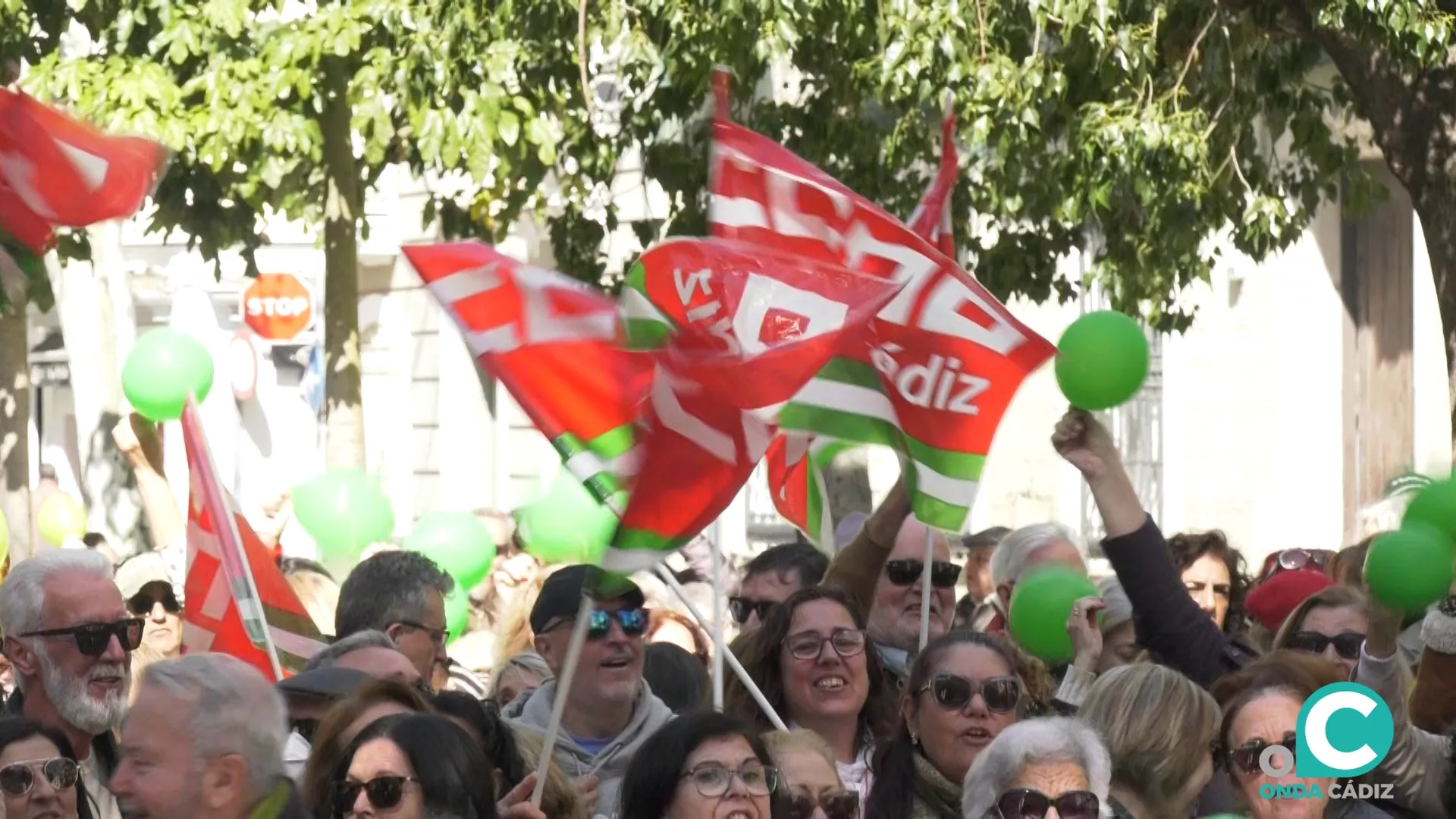 Cientos de personas se movilizan en Cádiz para defender la Educación Permanente de Adultos.