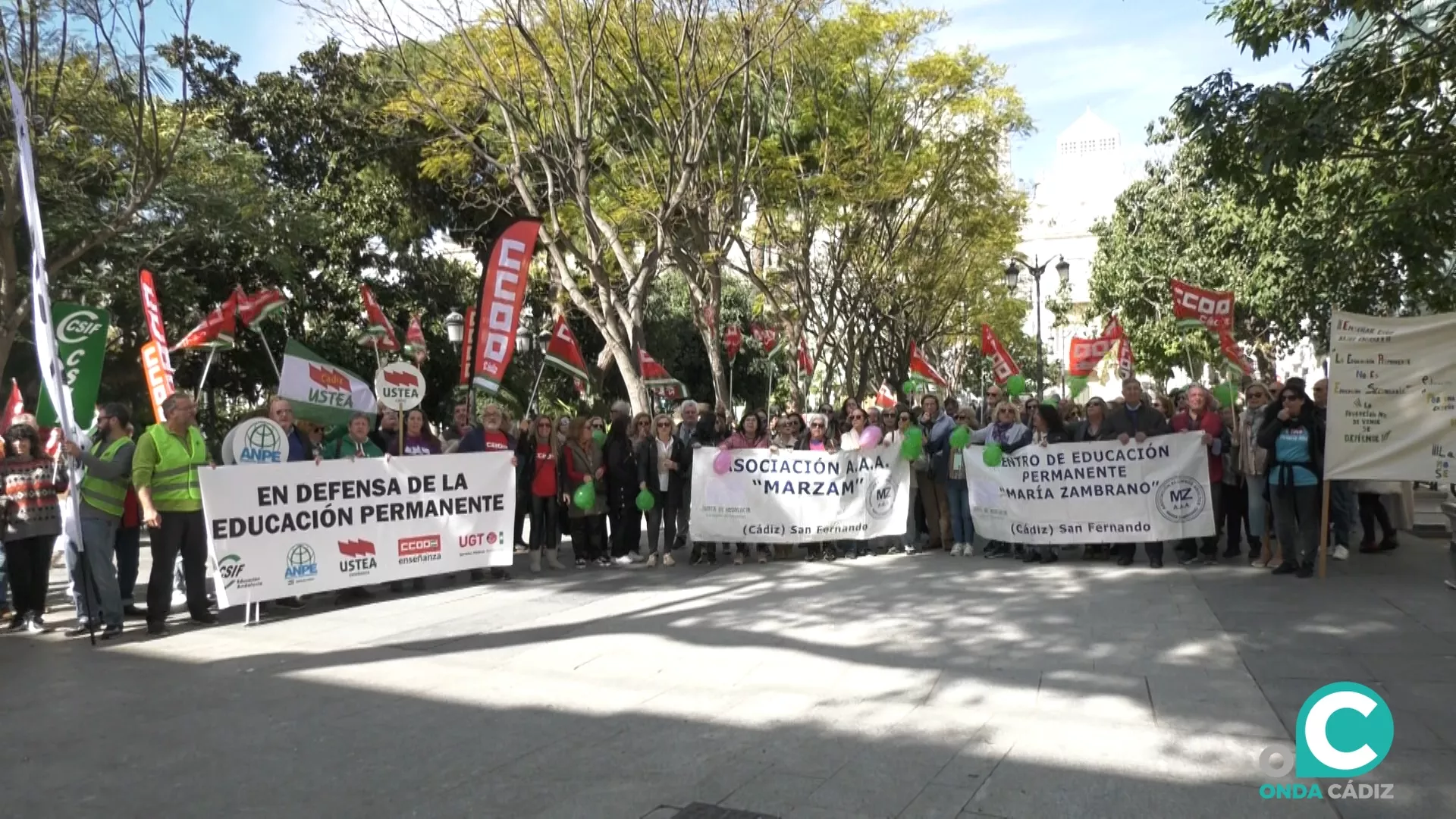 Imagen de la concentración de CCOO, USTEA, UGT, AMPE y CSIF este martes.