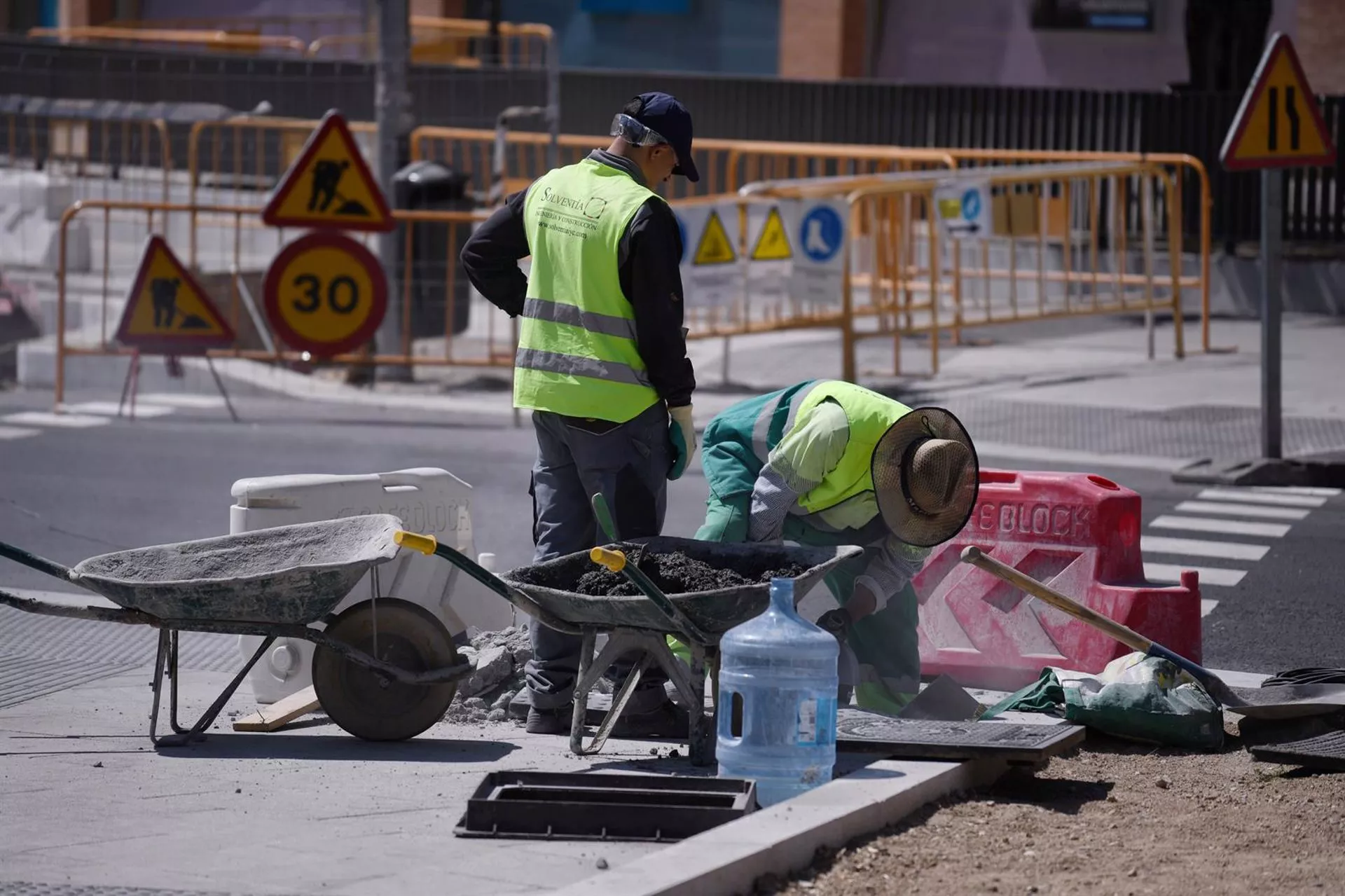 Varios obreros trabajan en una obra. 