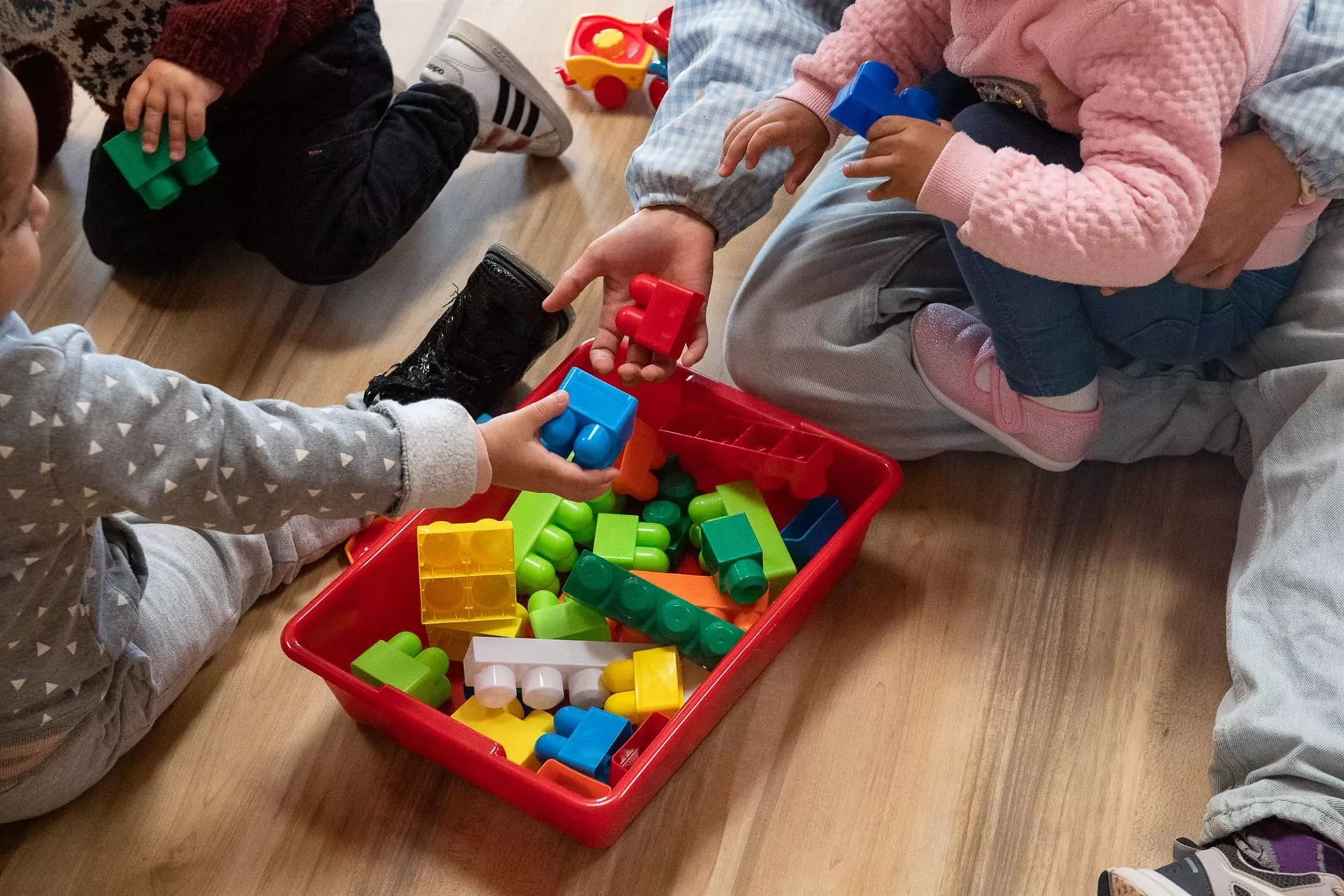 Alumnos juegan en un aula.