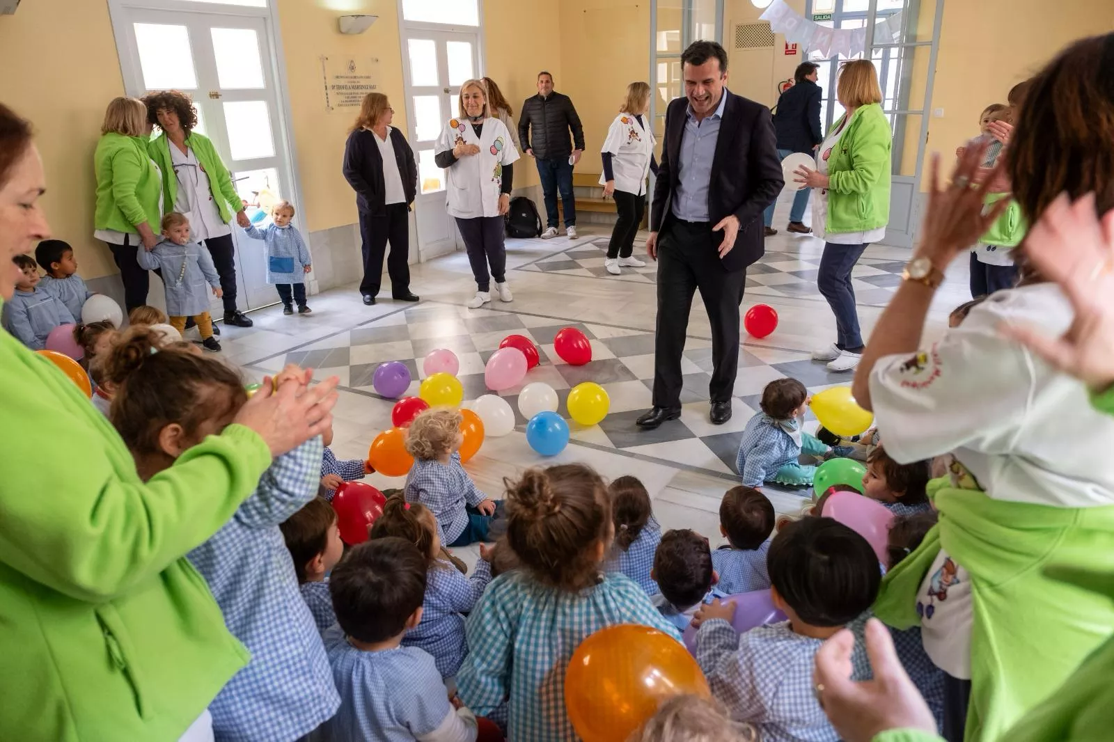 El alcalde visita las instalaciones de la Escuela Infantil Municipal. 