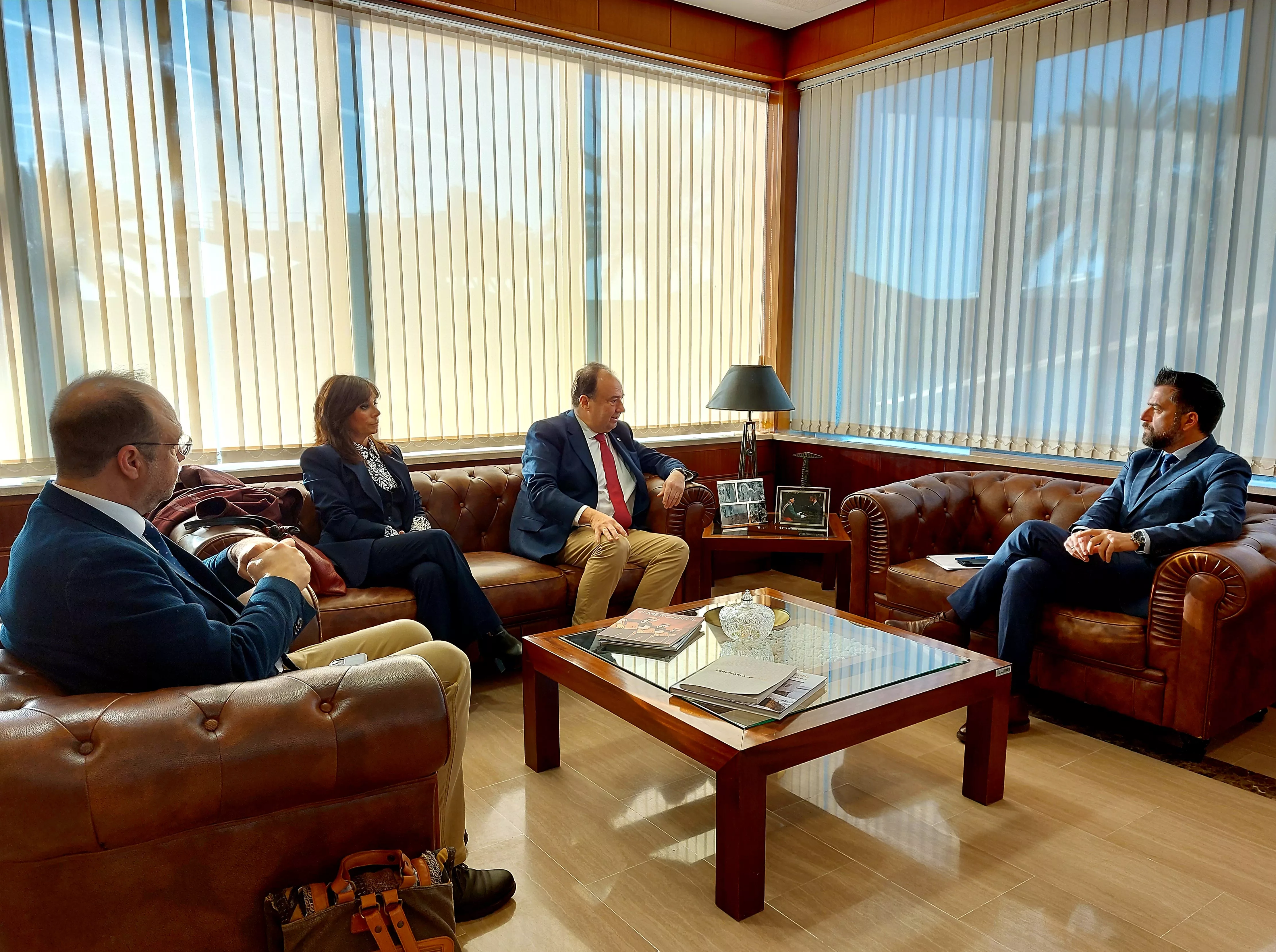 Imagen del primer encuentro institucional entre el delegado de la Zona Franca y el rector de la UCA.