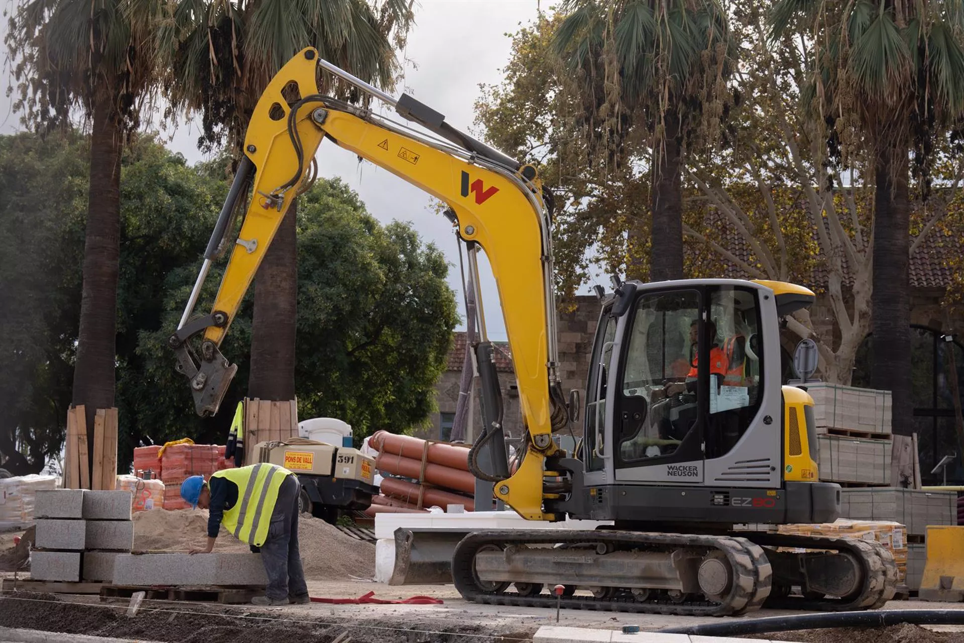 Trabajadores realizando obras en la vía pública.