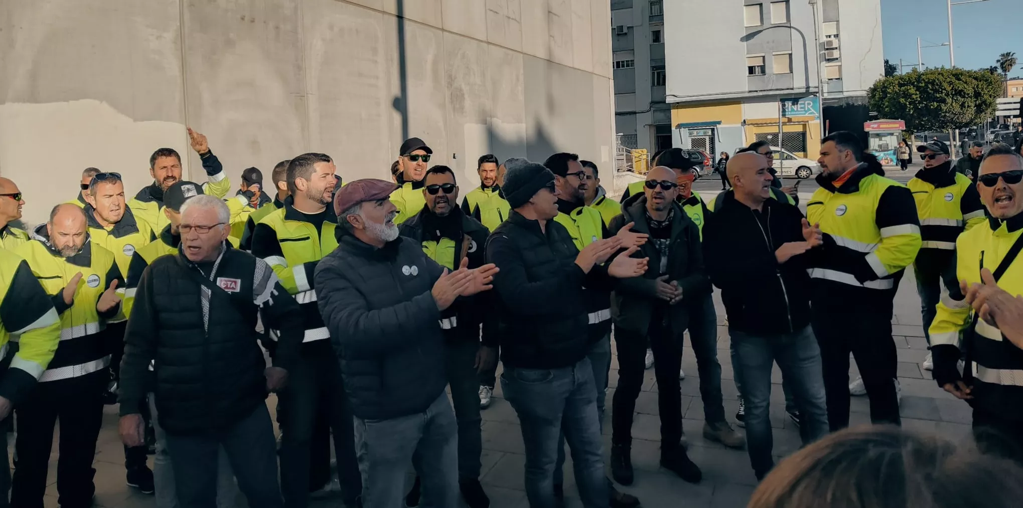 Trabajadores del metal, concentrados a la puerta del juzgado antes de la sesión del juicio por los incidentes de la huelga de 2021