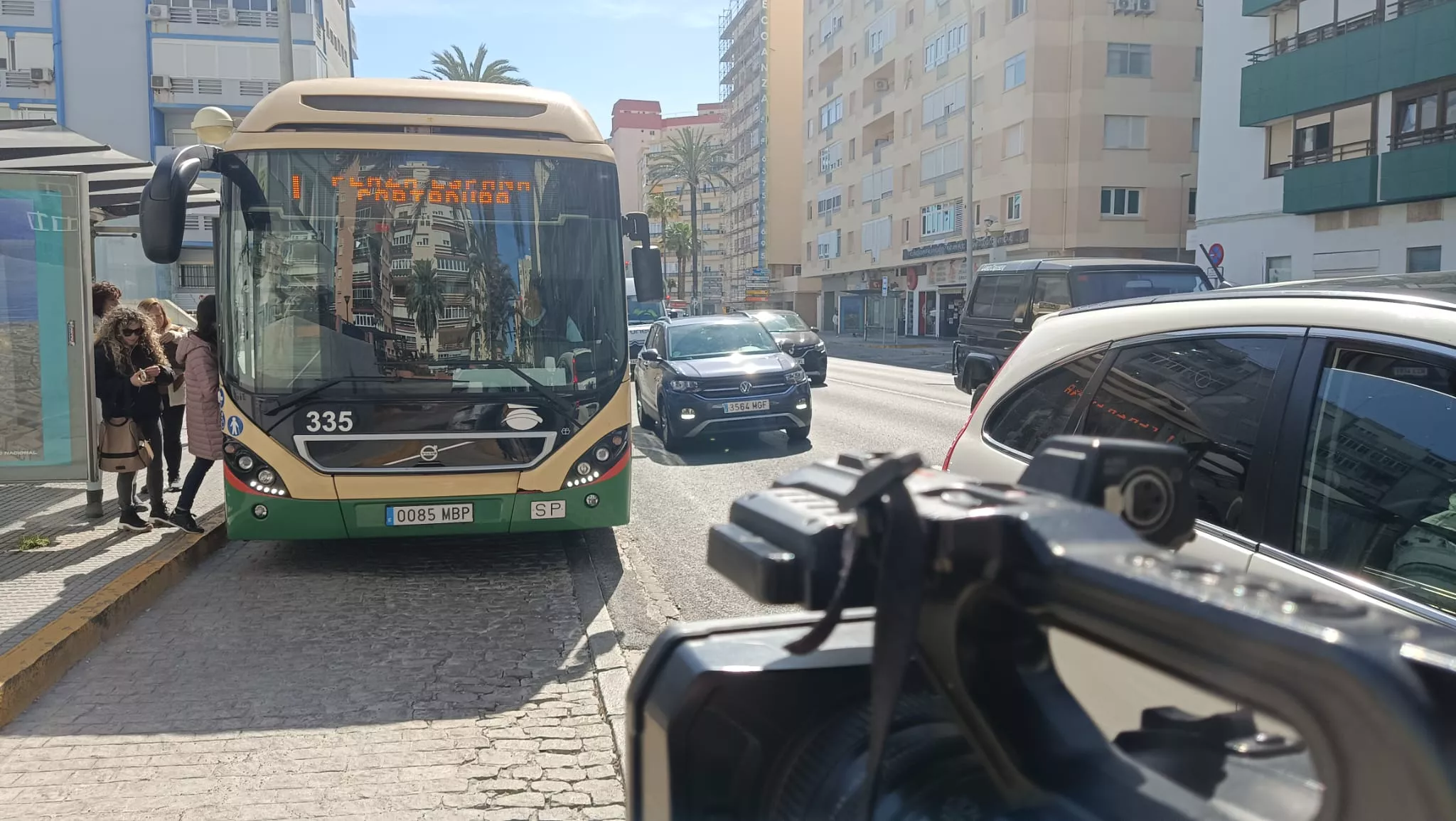 Autobus de la linea de Cortadura en la parada del Estadio