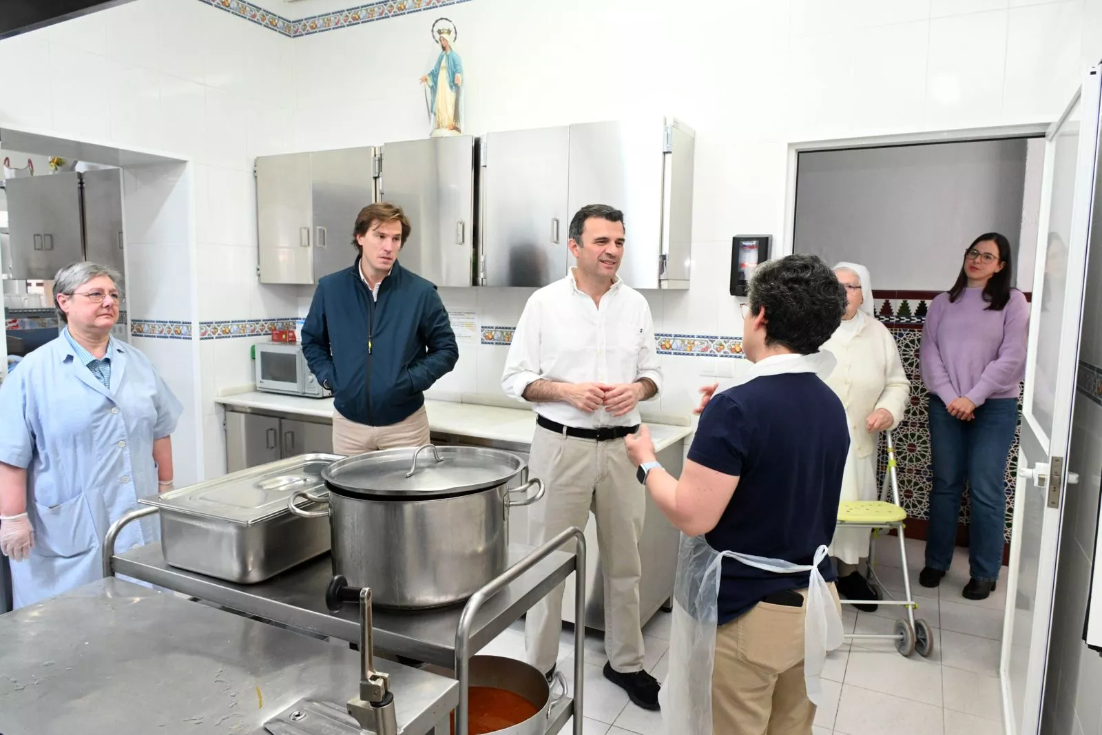 El alcalde Bruno García, en su visita a  las instalaciones del Comedor María Arteaga.