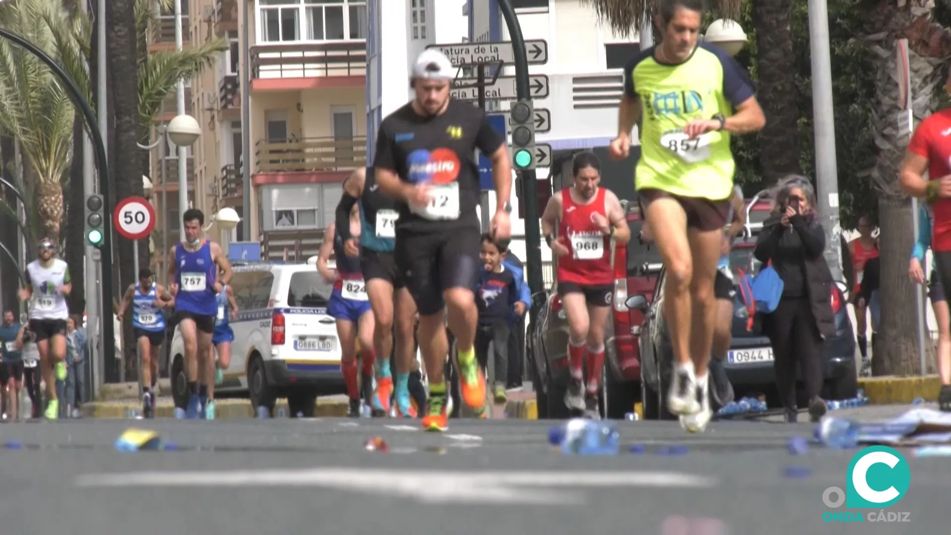 Numerosas atletas participando en la Media Maratón Bahía de Cádiz en una imagen de archivo. 