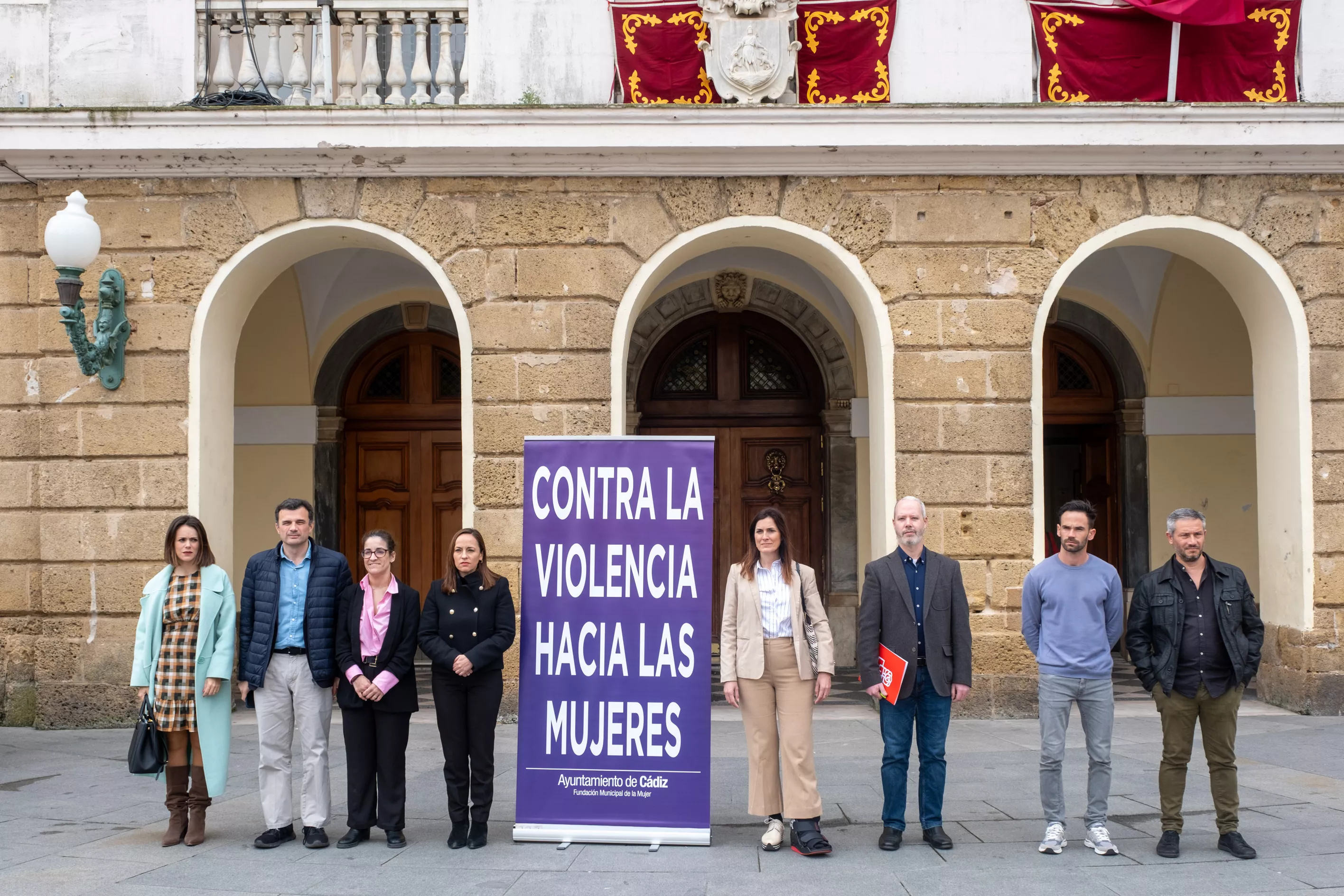 Minuto de silencio ante la Casa Consistorial al mediodía