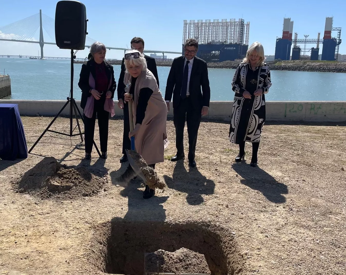 Autoridades en el acto de colocación de la primera piedra la nueva terminal de contenedores