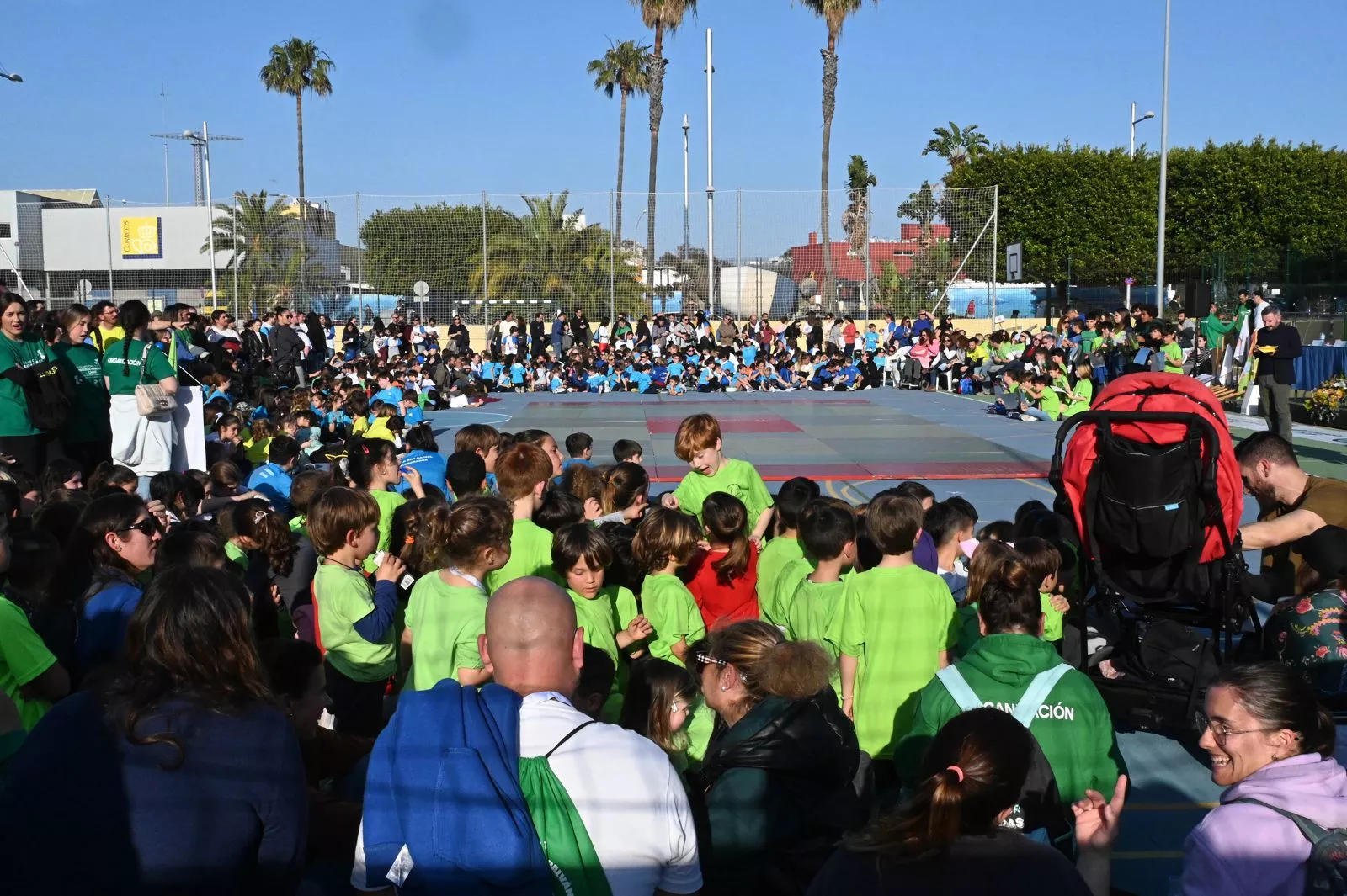 Patio del colegio Tierno Galván desarrollándose las Olimpiadas Escolares de la Escuela Pública