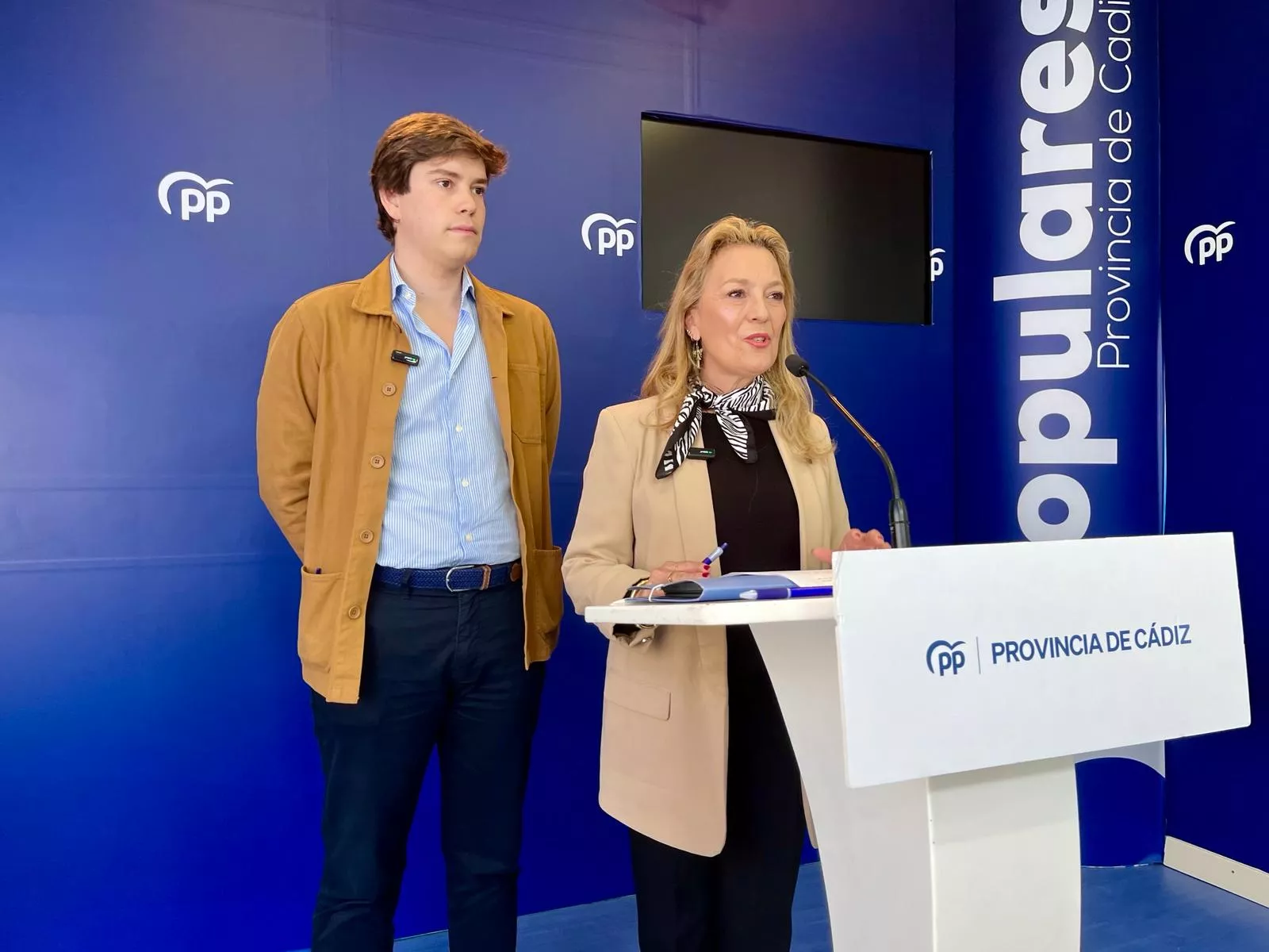 Los diputados Macarena Lorente y Miguel Sastre Uyá durante la rueda de prensa 