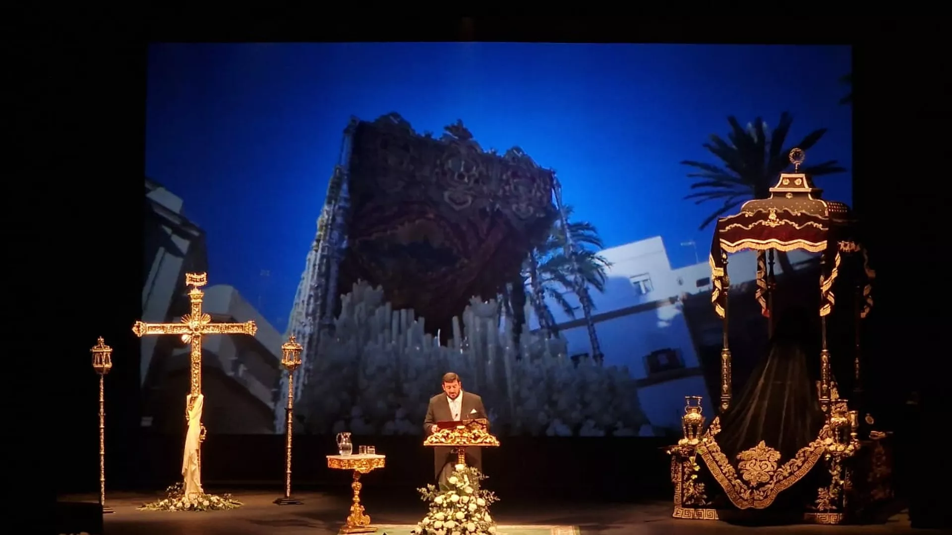 Fernando Díaz Riol, en el escenario del Gran Teatro Falla, durante su pregón de la Semana Santa 2024. 