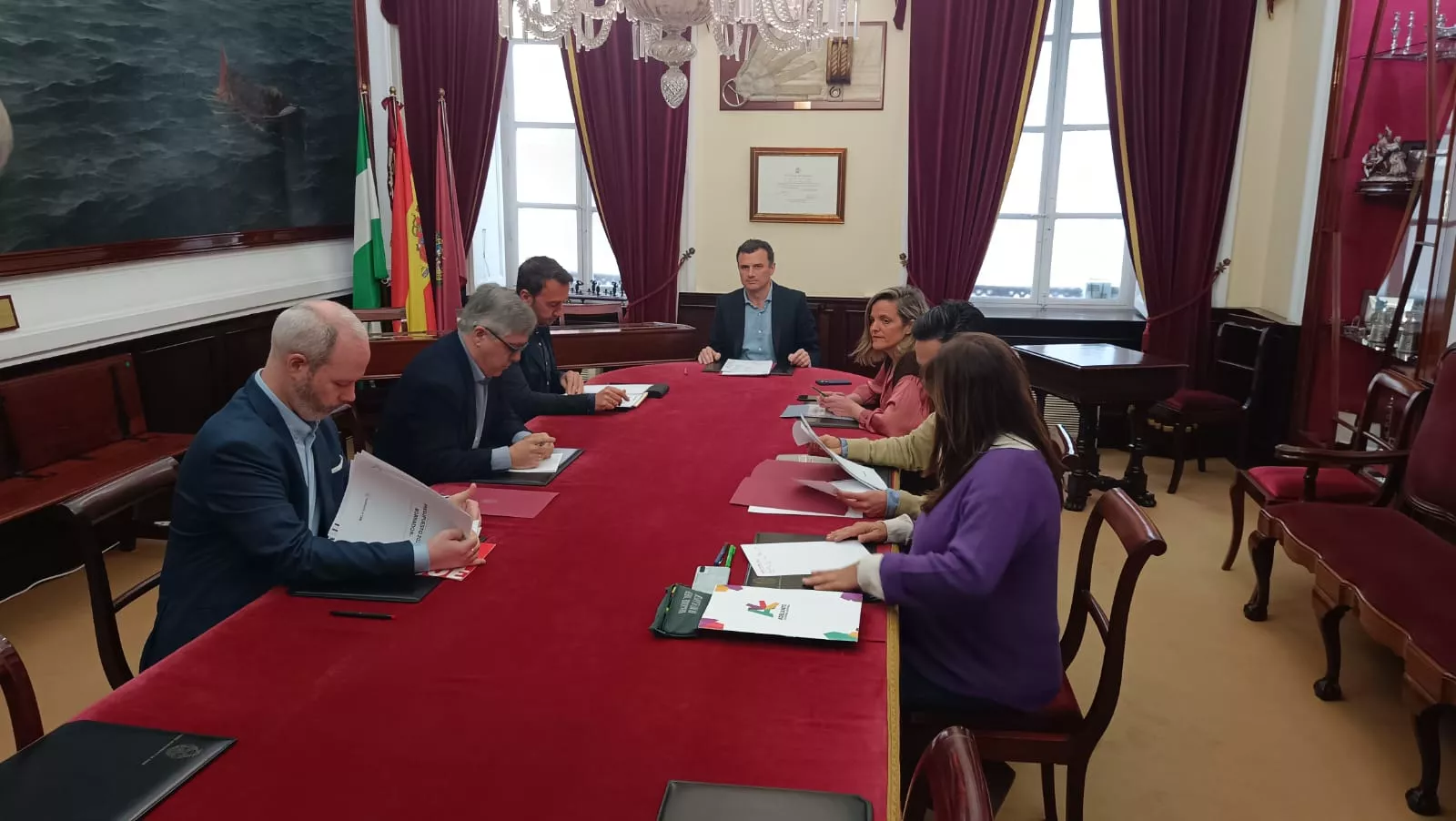 Portavoces municipales de las distintas fuerzas políticas reunidos con el alcalde en el Ayuntamiento