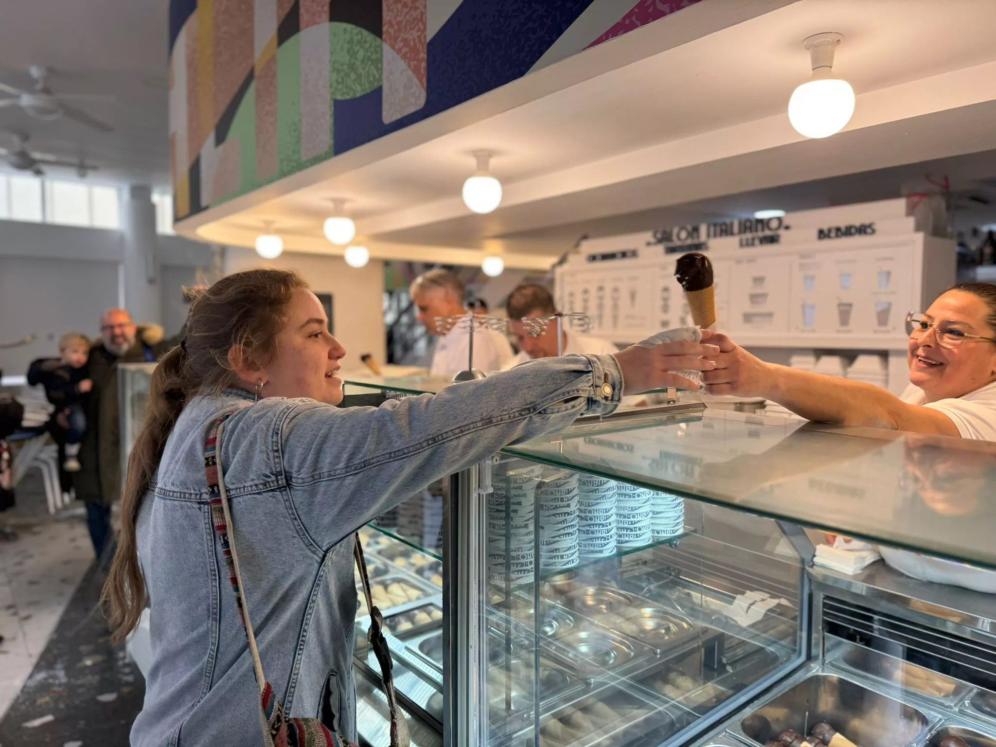 Muchos clientes se acercaron a la popular heladeria en la puesta de largo de la nueva temporada con la "topolinada"