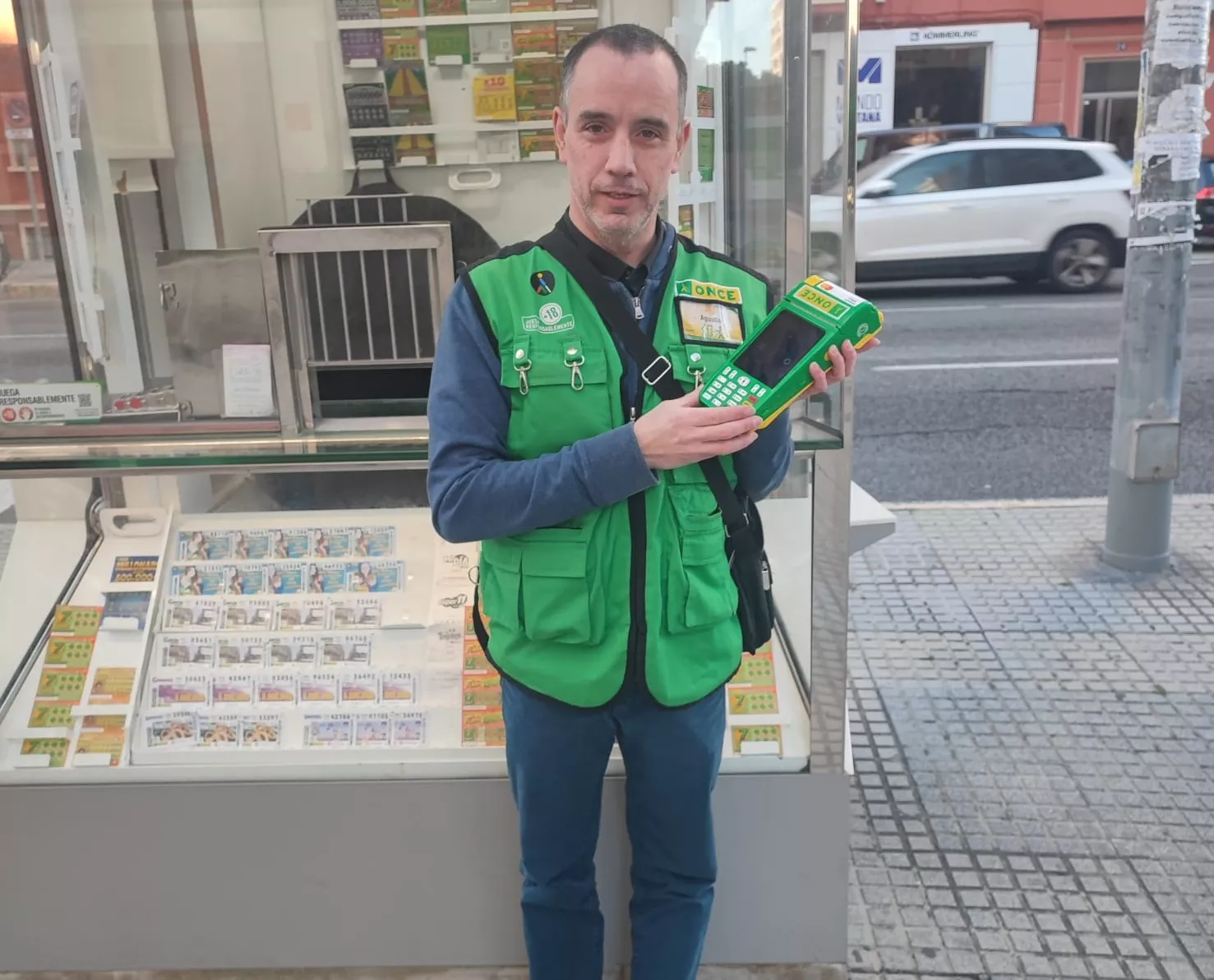 El vendedor de la ONCE, Agustín Flores junto a su kiosko 