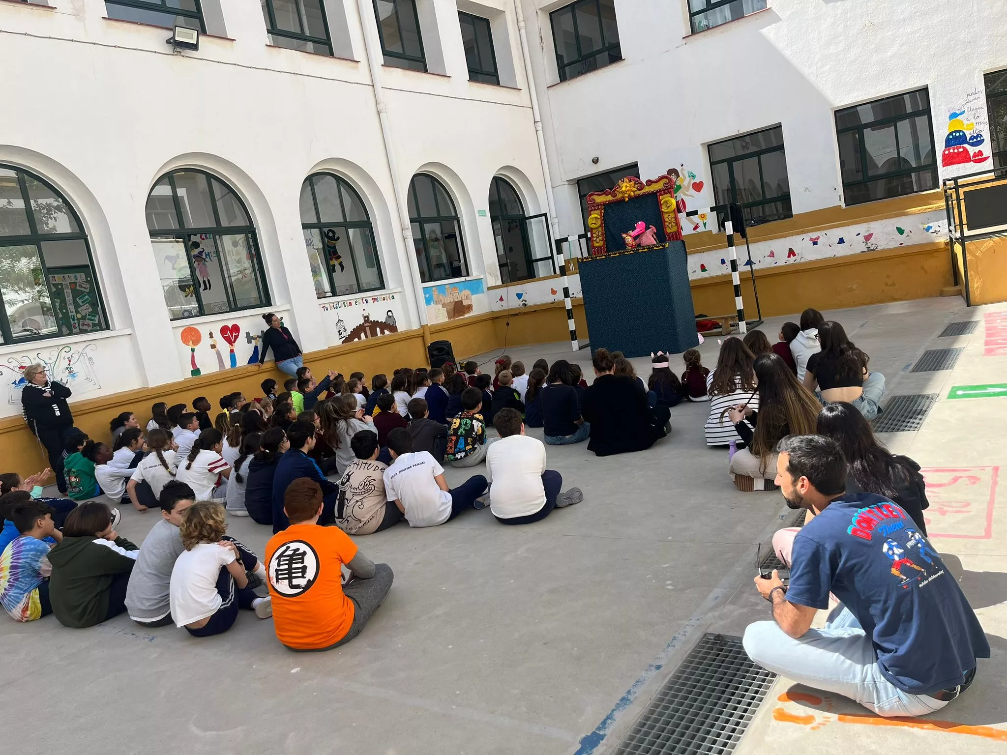 Alumnos asisten a una de las funciones en el patio del colegio Josefina Junquera.
