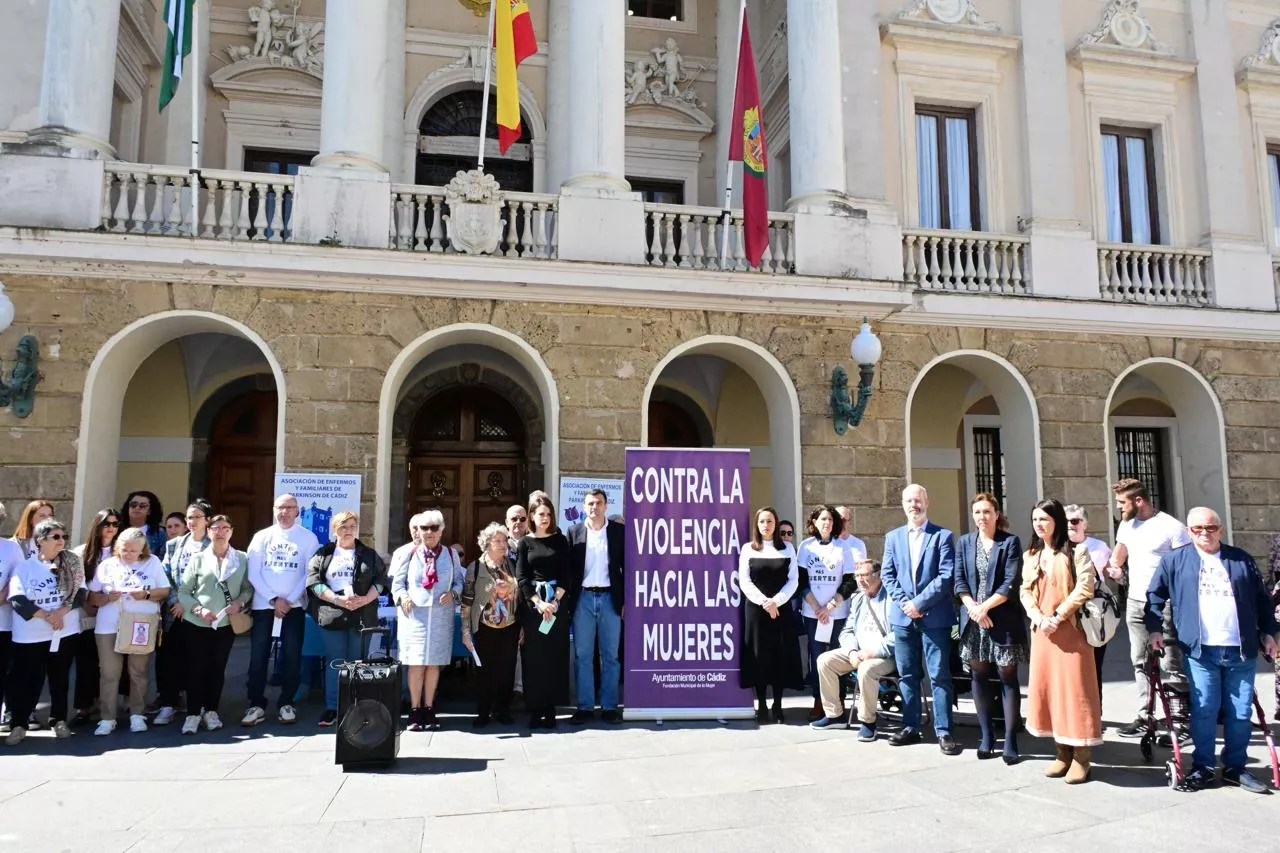 Minuto de silencio, este jueves, frente a las puertas del Ayuntamiento. 