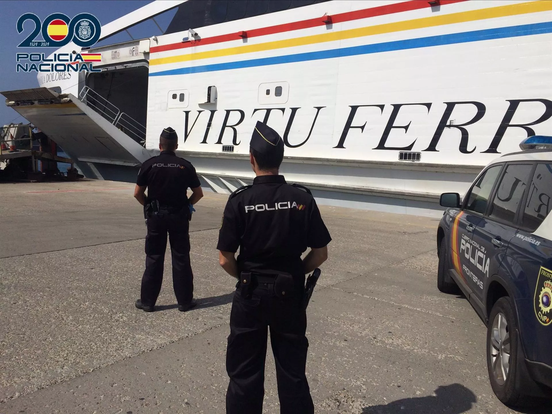 Agentes de la Policía Nacional en el Puerto de Tarifa