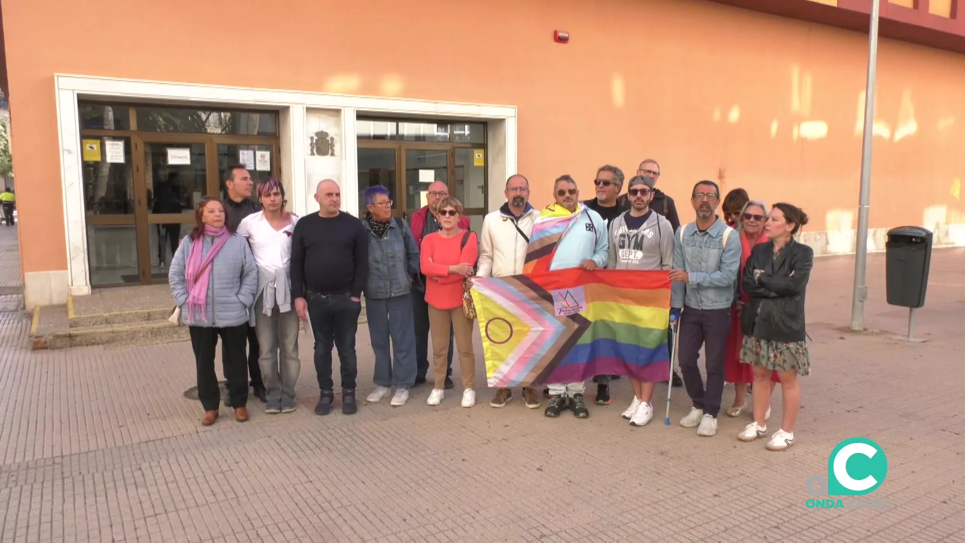 Los juzgados San José acogen una concentración convocada por colectivos LGTBI. 