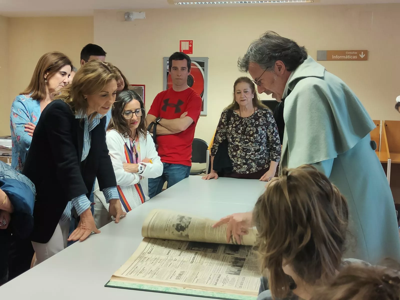 Actores y público interacturaron en la simpática actividad desarrollada en los distintas dependencias del edificio