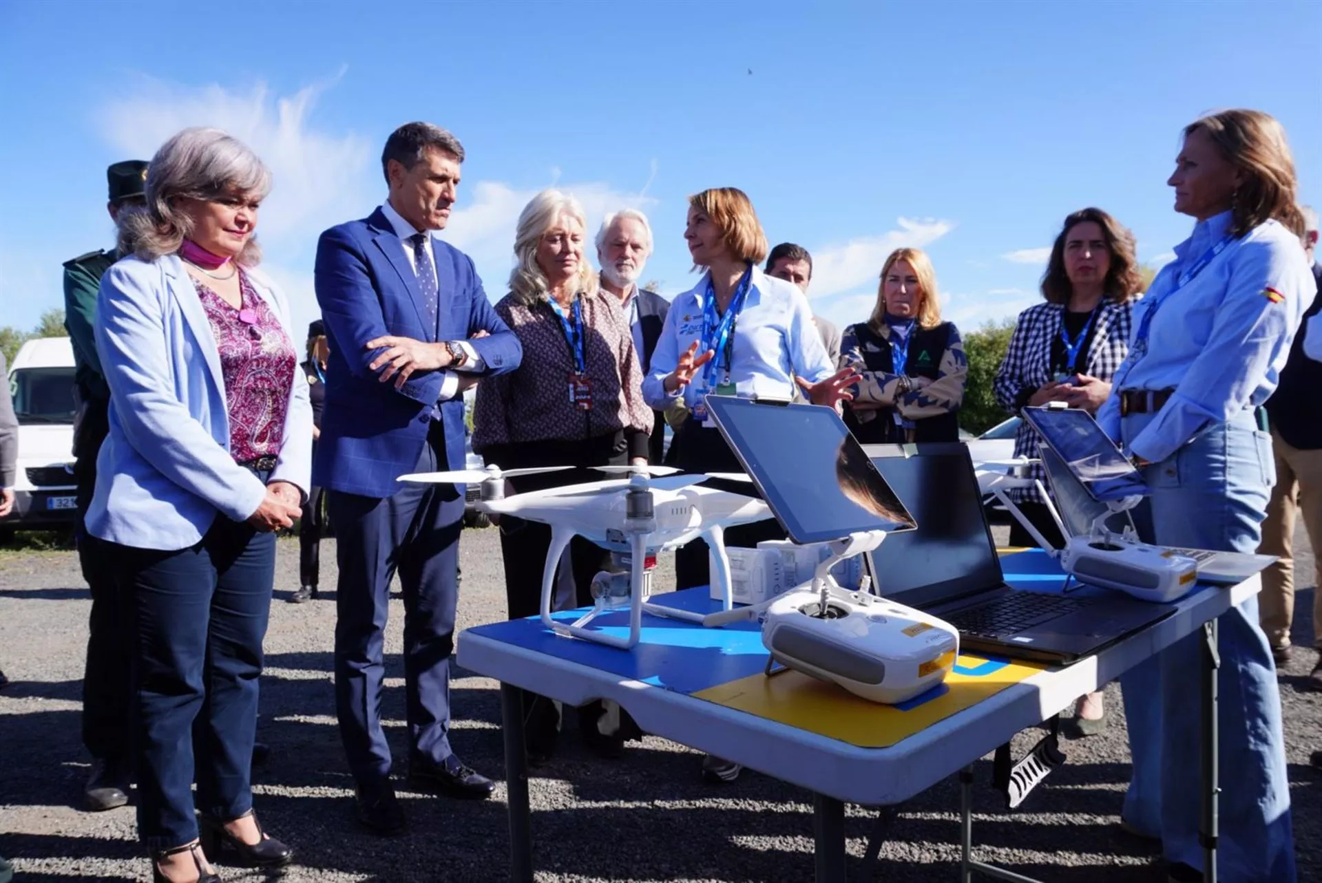 El delegado del Gobierno de España en Andalucía, Pedro Fernández, en el Centro de Coordinación Operativa en el circuito de Jerez.