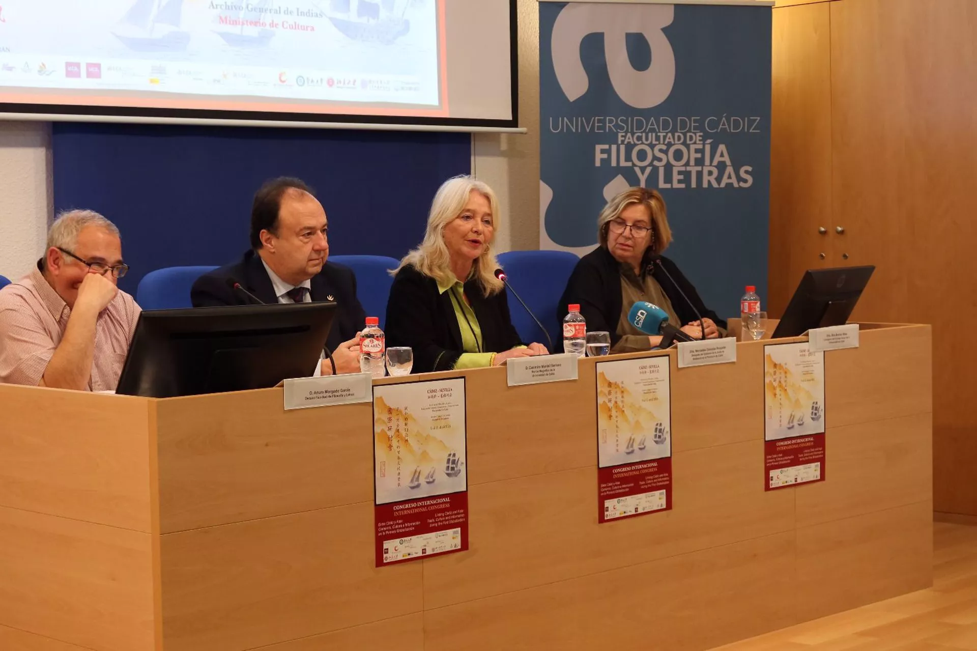 El rector de la UCA, Casimiro Mantell, junto a la delegada del Gobierno de la Junta en Cádiz, Mercedes Colombo, en la inauguración de un congreso sobre Cádiz y Asia.