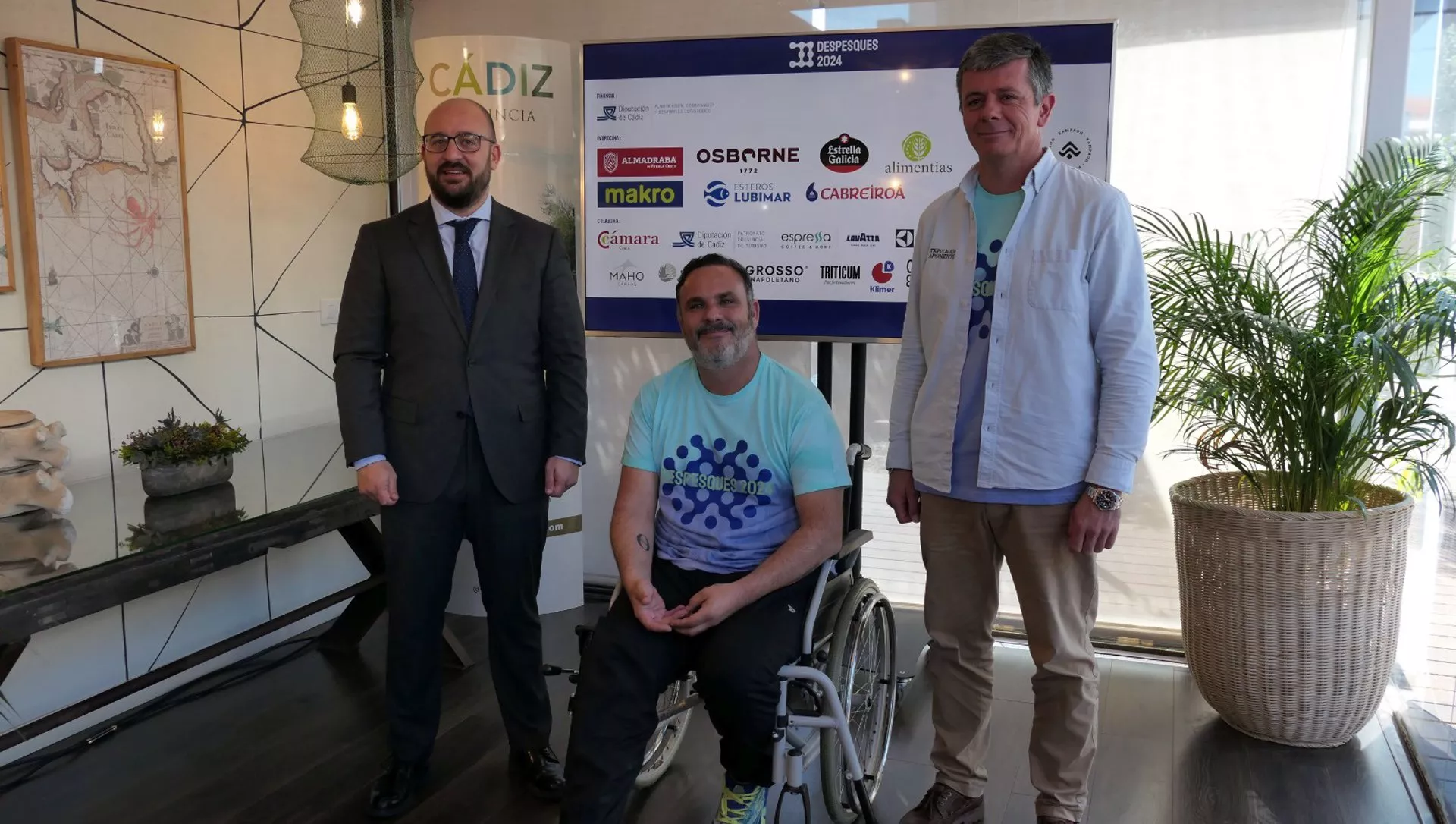 El vicepresidente cuarto de la Diputación de Cádiz y diputado de Turismo, Germán Beardo, el 'Chef del Mar', Ángel León, y el coordinador de I+D y Medio Ambiente de Aponiente, Juan Martín, en la presentación de 'Despesques' El vicepresidente cuarto de la Diputación de Cádiz y diputado de Turismo, Germán Beardo, el 'Chef del Mar', Ángel León, y el coordinador de I+D y Medio Ambiente de Aponiente, Juan Martín, en la presentación de 'Despesques'
