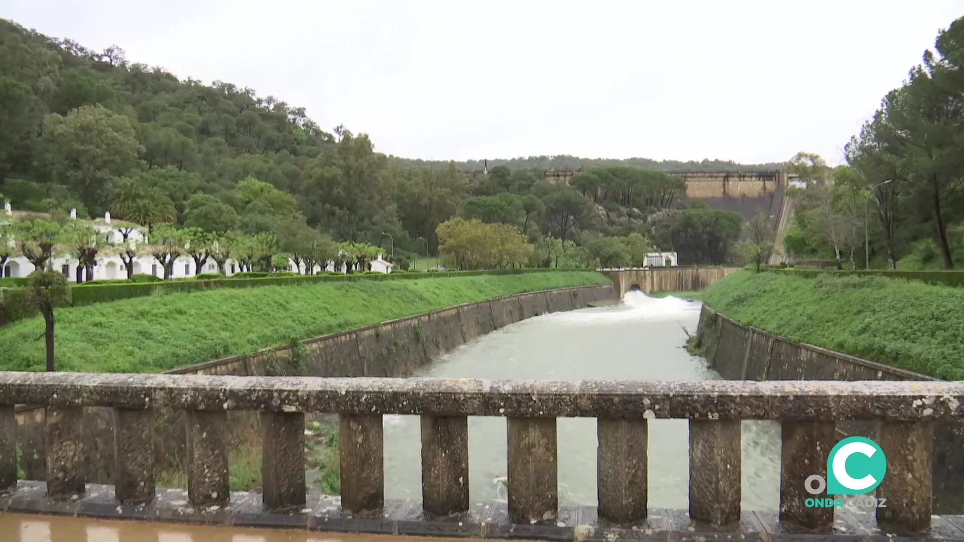 Las ultimas lluvias ha permitido aliviar agua de la presa de los Hurones 