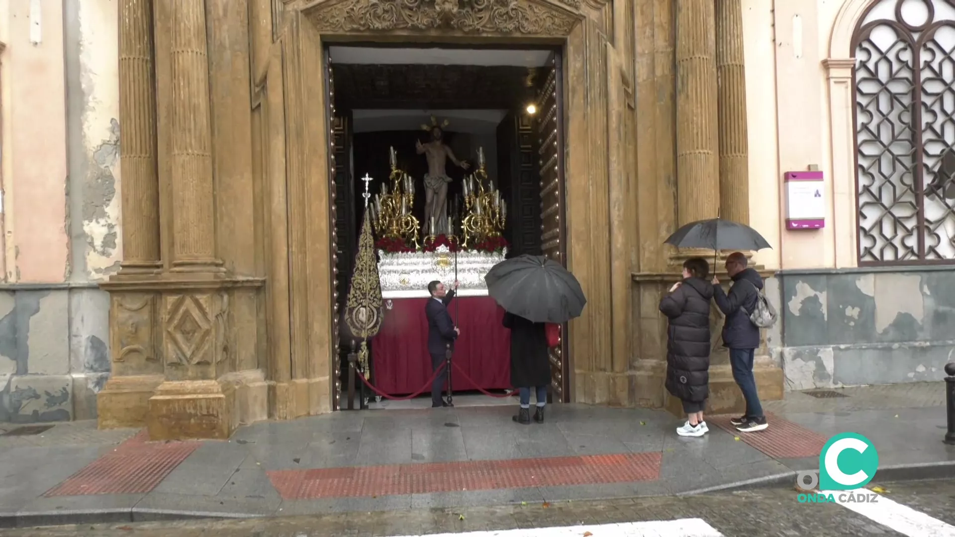 Fieles se acercan hasta la puerta de la iglesia de San Antonio a visitar al Resucitado una de las Estaciones de Penitencia suspendidas este 2024