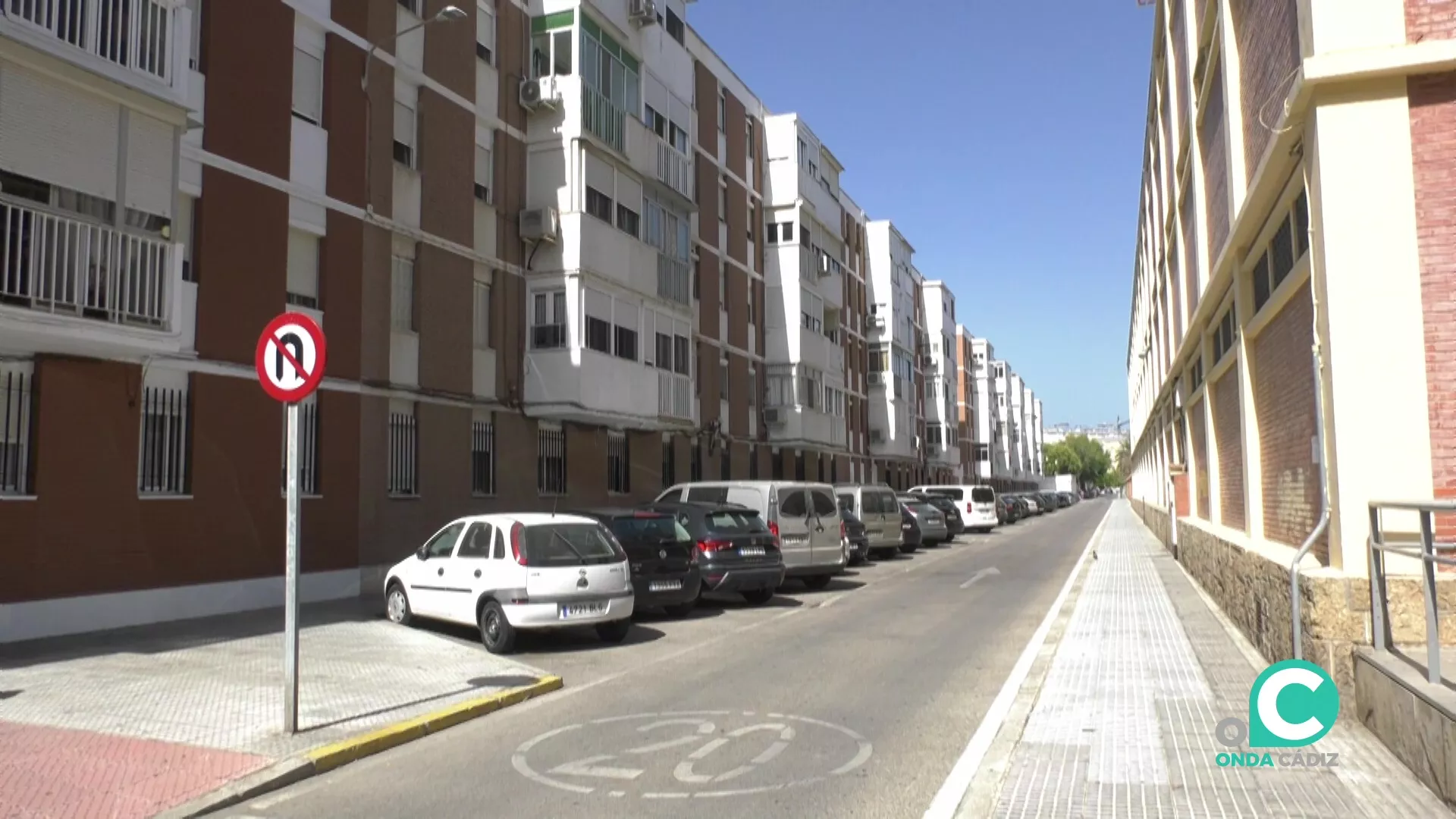 Calle en la barriada de Loreto con vehículos estacionados
