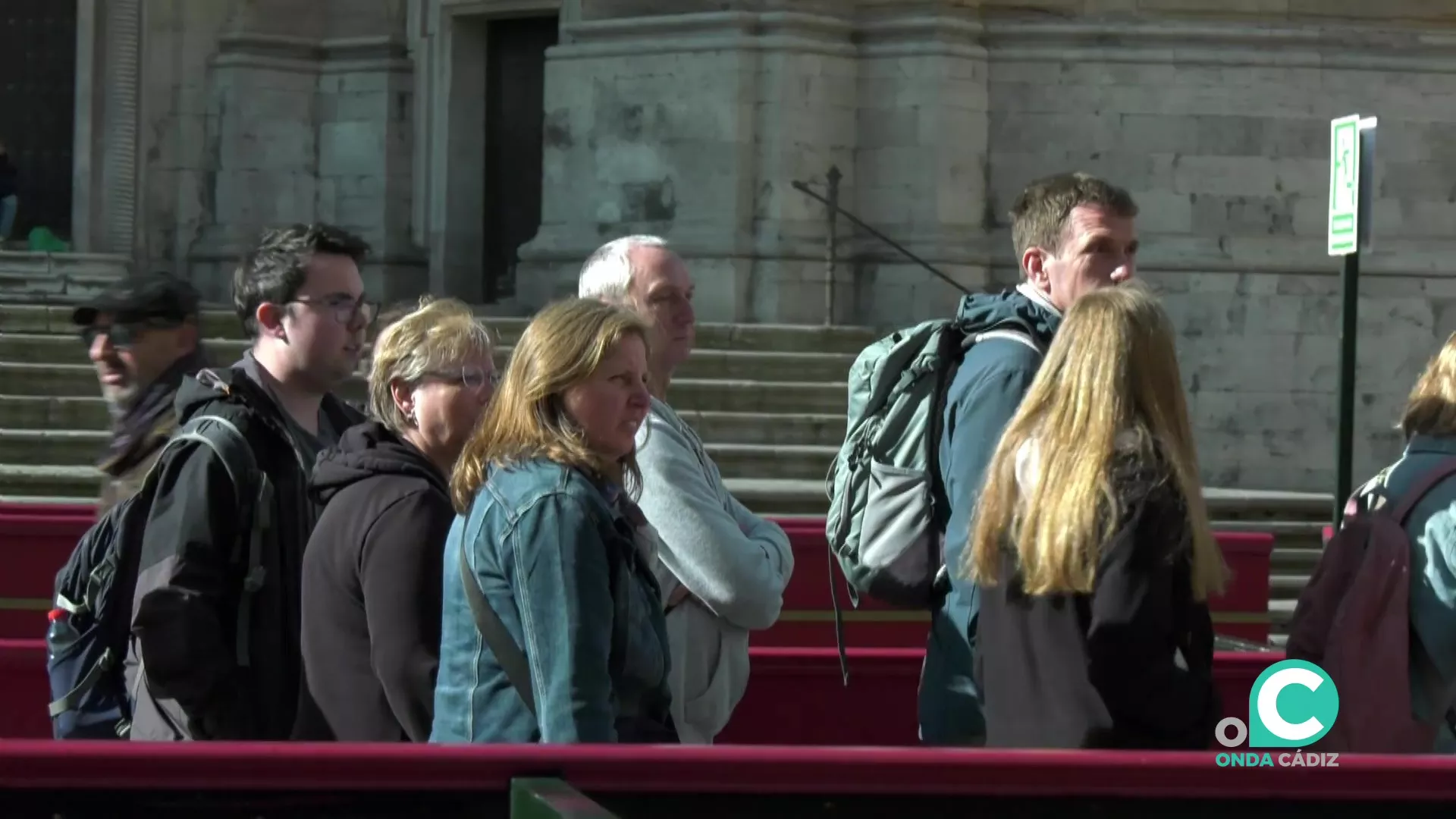 Grupos de turistas pasean entre los palcos de la plaza de la Catedral de Cádiz