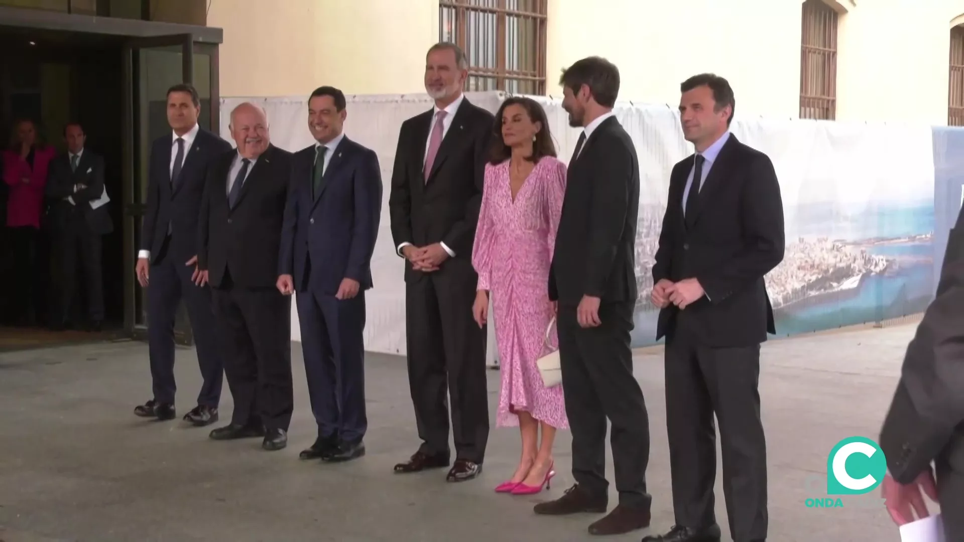 Los Reyes y autoridades en la entrada del Palacio de Congresos de Cádiz previo al acto