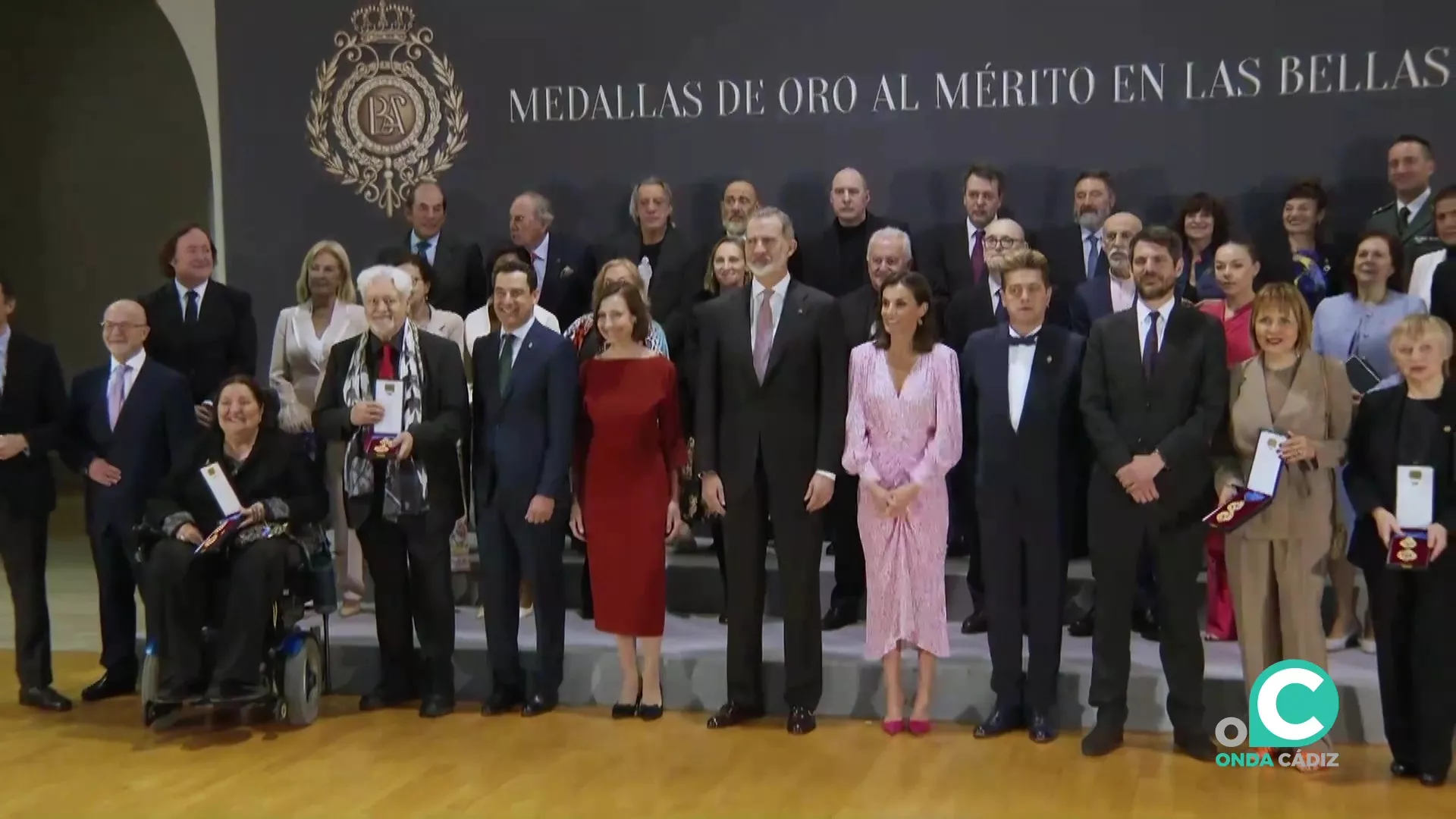 Los Reyes con todos los reconocidos en esta edición de las Medallas de Oro al Mérito en las Bellas Artes celebrada en Cádiz