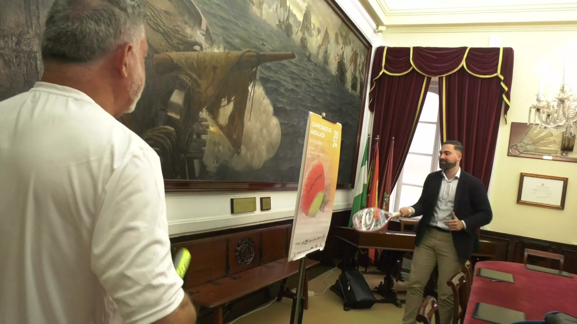 El concejal de deportes, Carlos Lucero, practica después del acto de la presentación del torneo