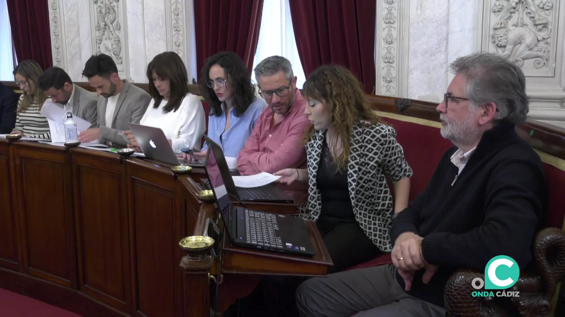 Concejales de la oposición en un Pleno del Ayuntamiento de Cádiz