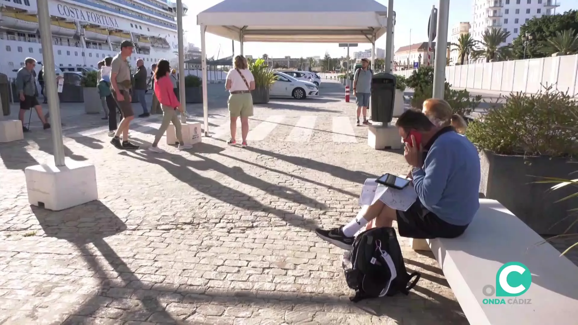 Pasajeros desembarcan en el muelle de Cádiz esta mañana