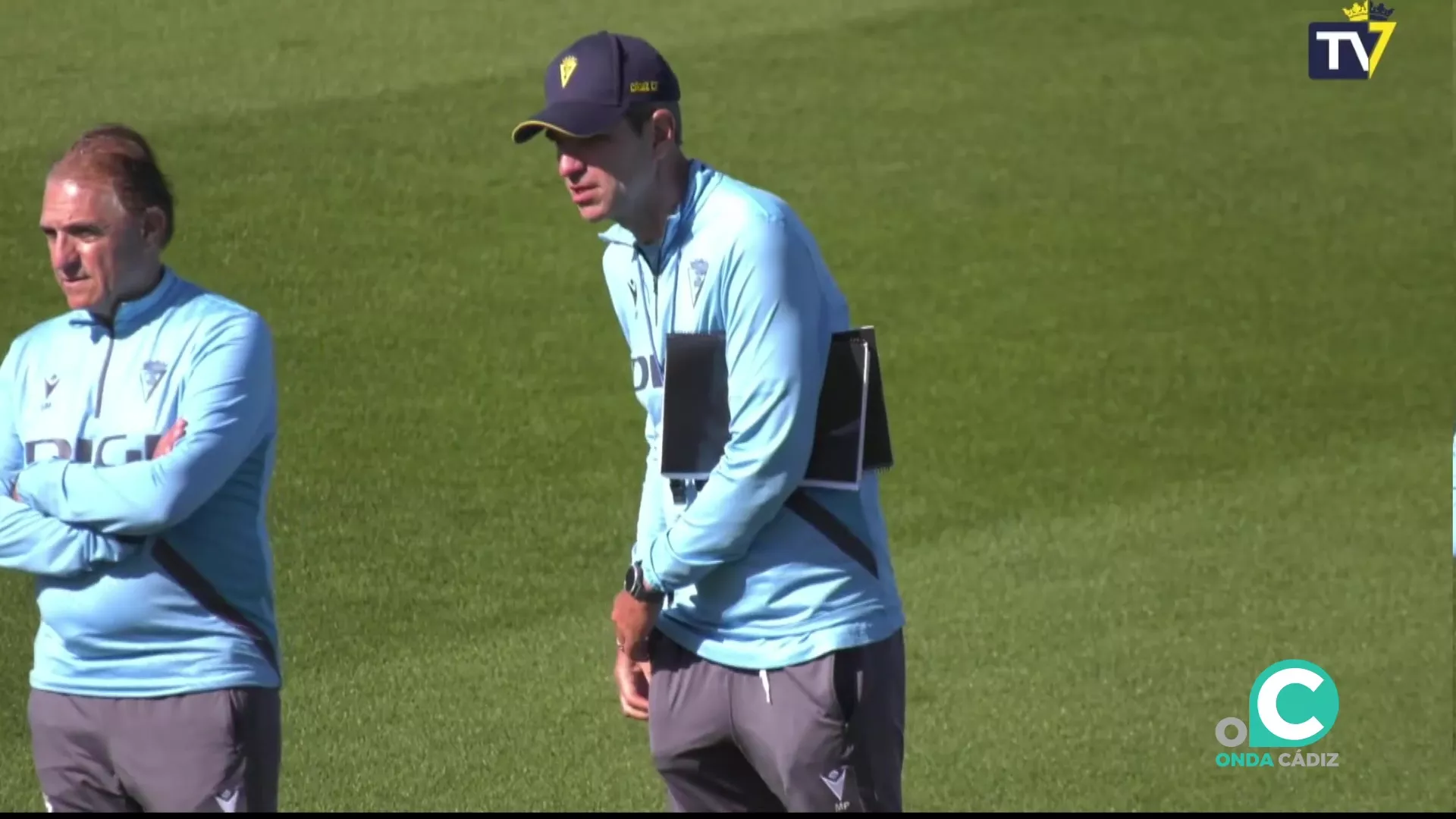 El entrenador cadista durante el entrenamiento de este viernes en el Rosal