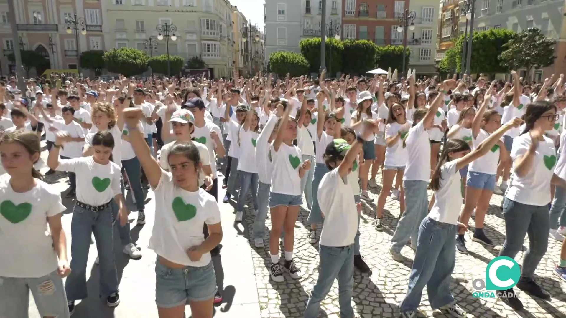 Cientos de escolares participan en la actividad en el centro de la ciudad.