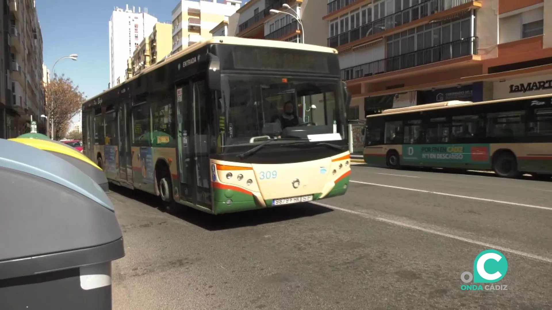 Un autobús de la linea plaza de España-Cortadura por la Avenida de Cádiz