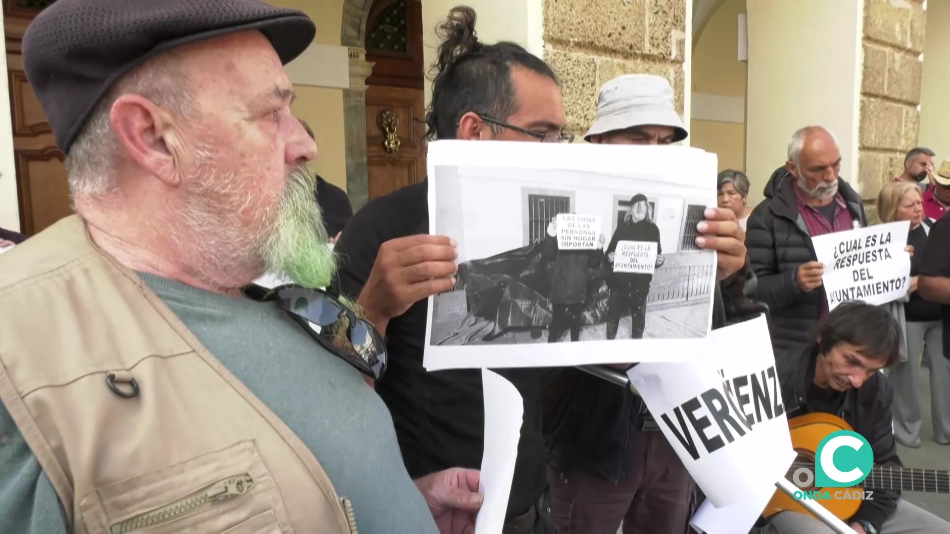 Protesta ante el Ayuntamiento por la muerte de una mujer sin techo esta semana en Cádiz