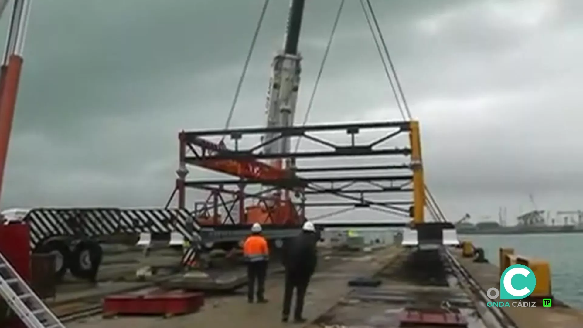 Operarios trabajan en las instalaciones del muelle de Cádiz