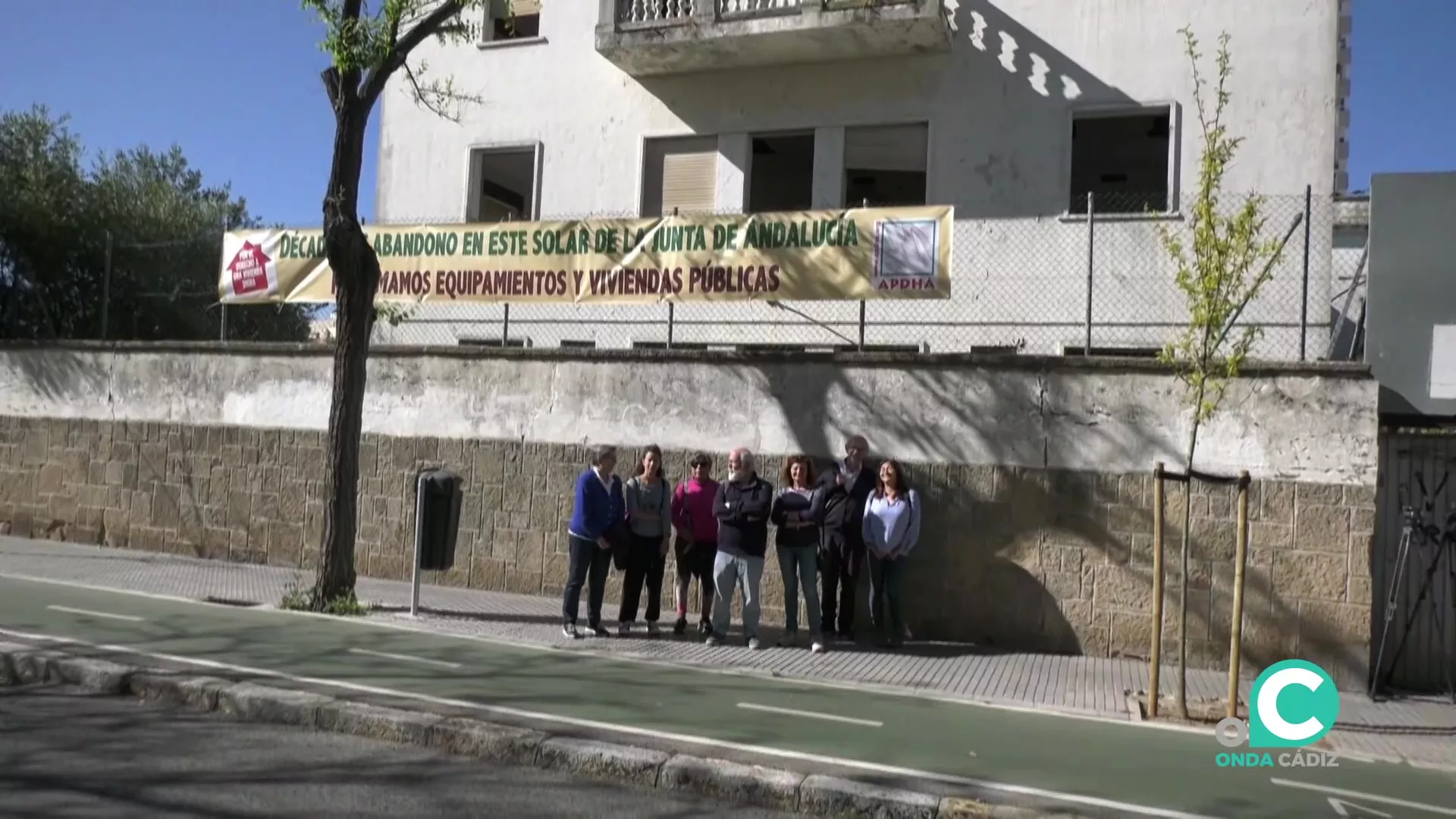 Miembros de la APDH desplegaron durante el acto una pancarta en la calle Tolosa Latour