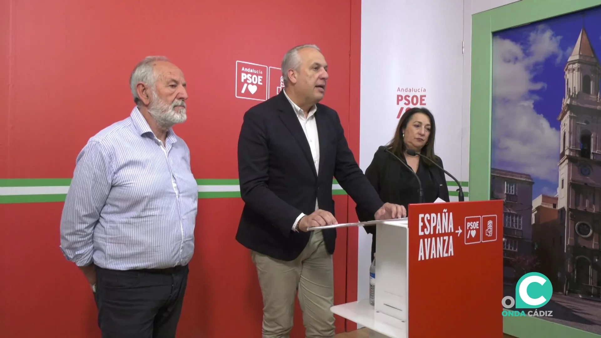 Un momento de la rueda de prensa en la sede socialista de la capital gaditana