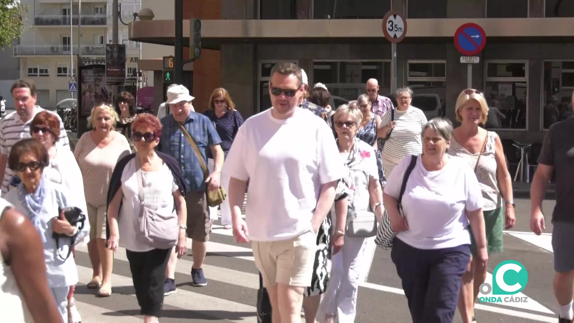 Pasajeros recien desembarcados cruzan por el centro de la ciudad